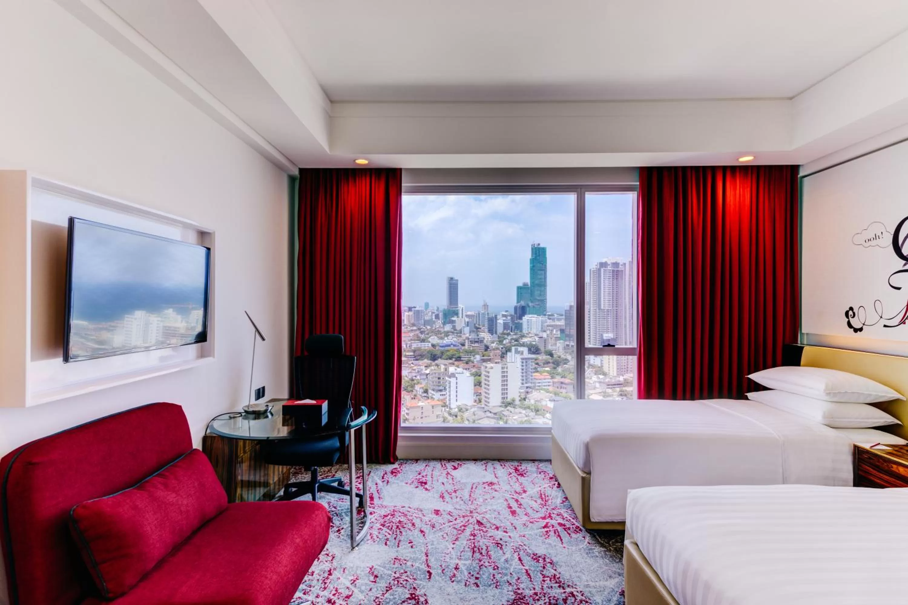 Photo of the whole room, Bed in Cinnamon Red Colombo