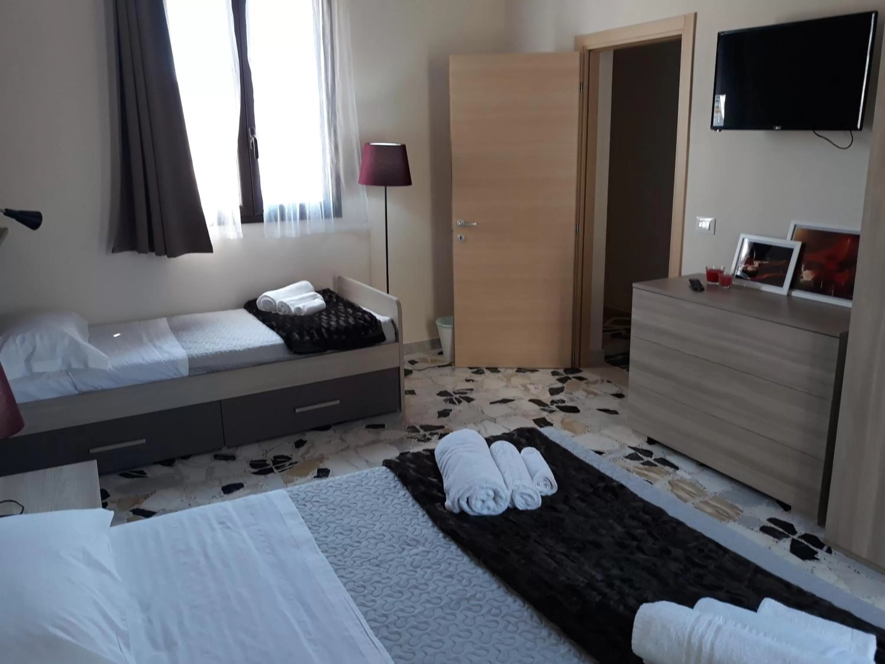 Communal lounge/ TV room, Bed in Antares