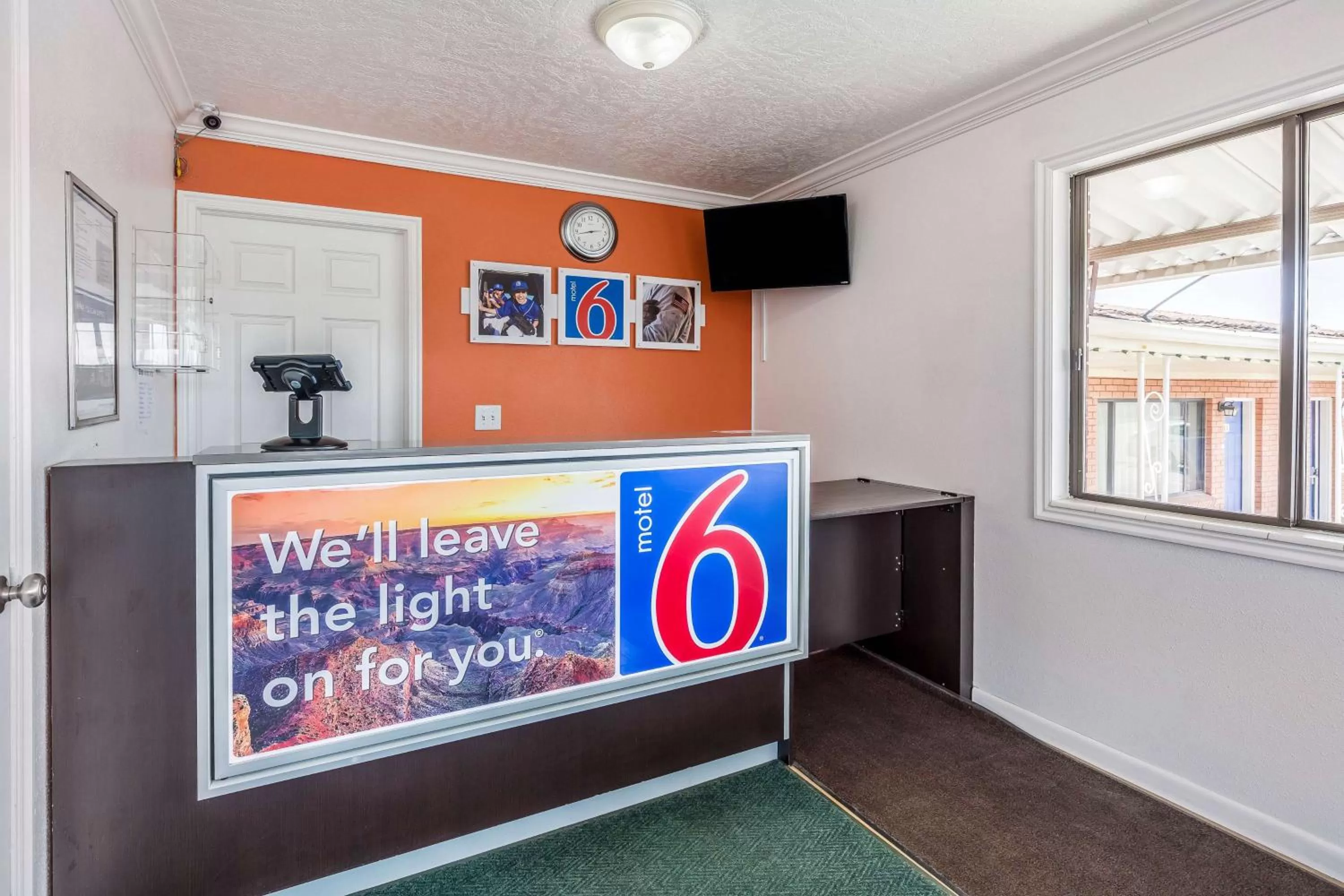 Communal lounge/ TV room in Motel 6 Tremonton, Utah
