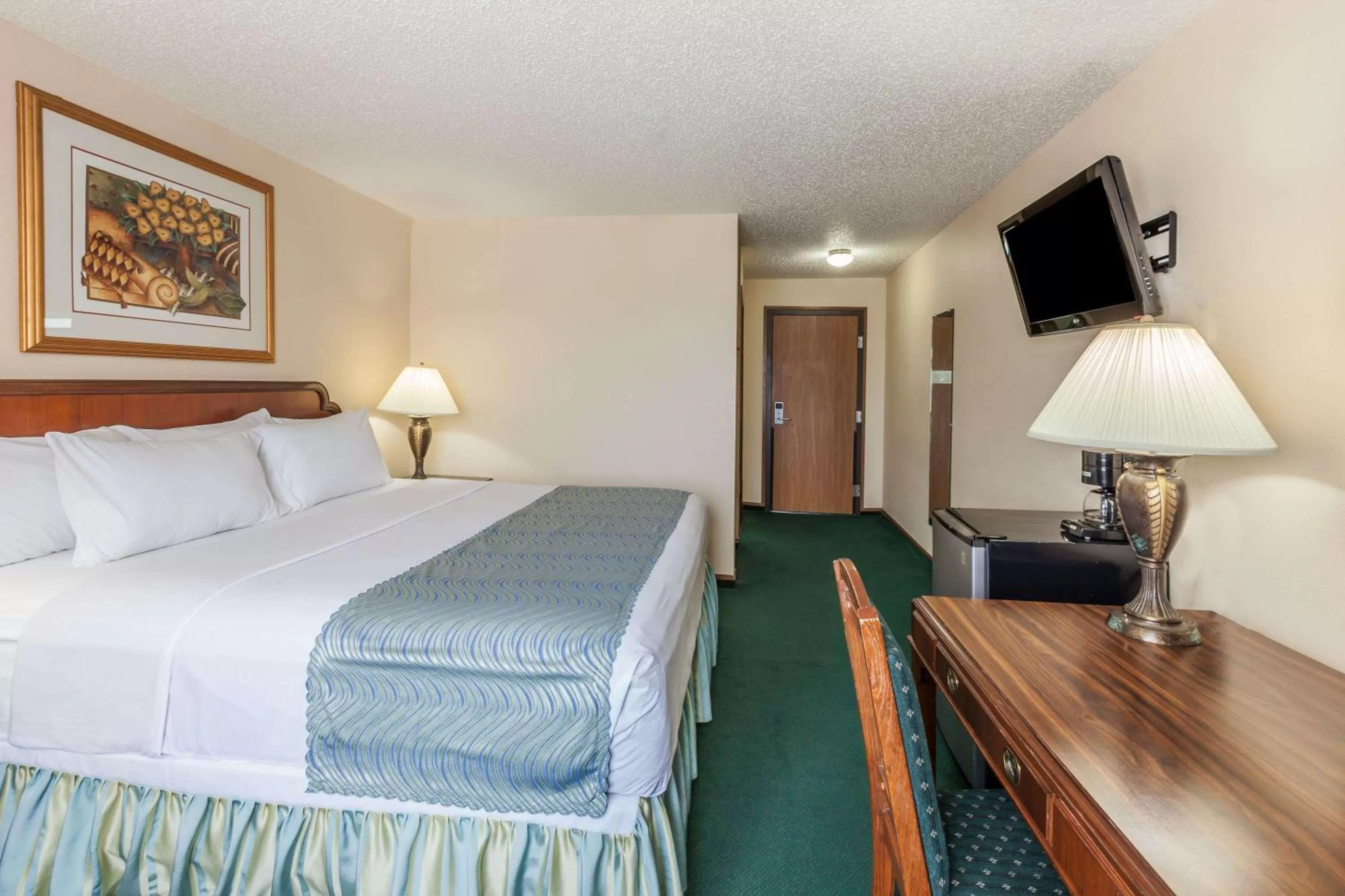 Photo of the whole room, Bed in Super 8 by Wyndham Irving DFW Airport/South