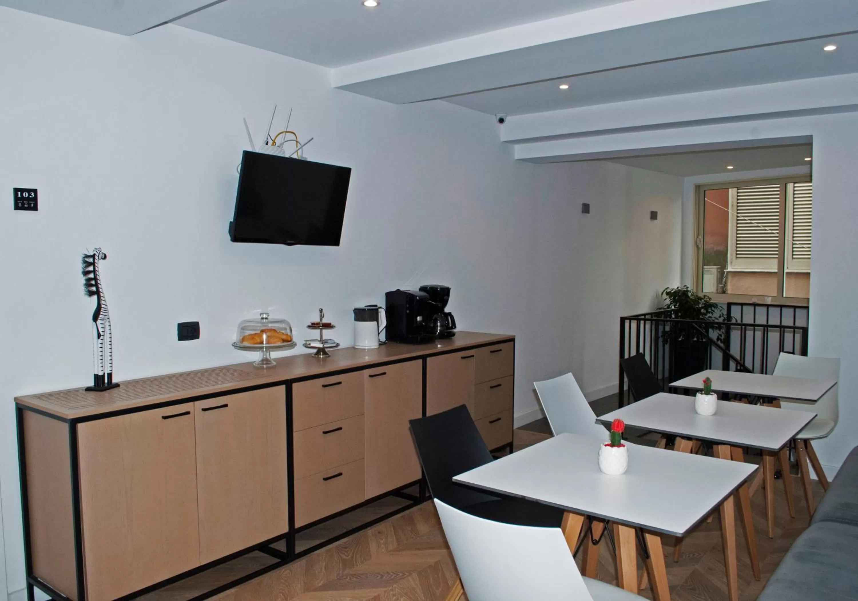 Restaurant/places to eat in Prime Hotel