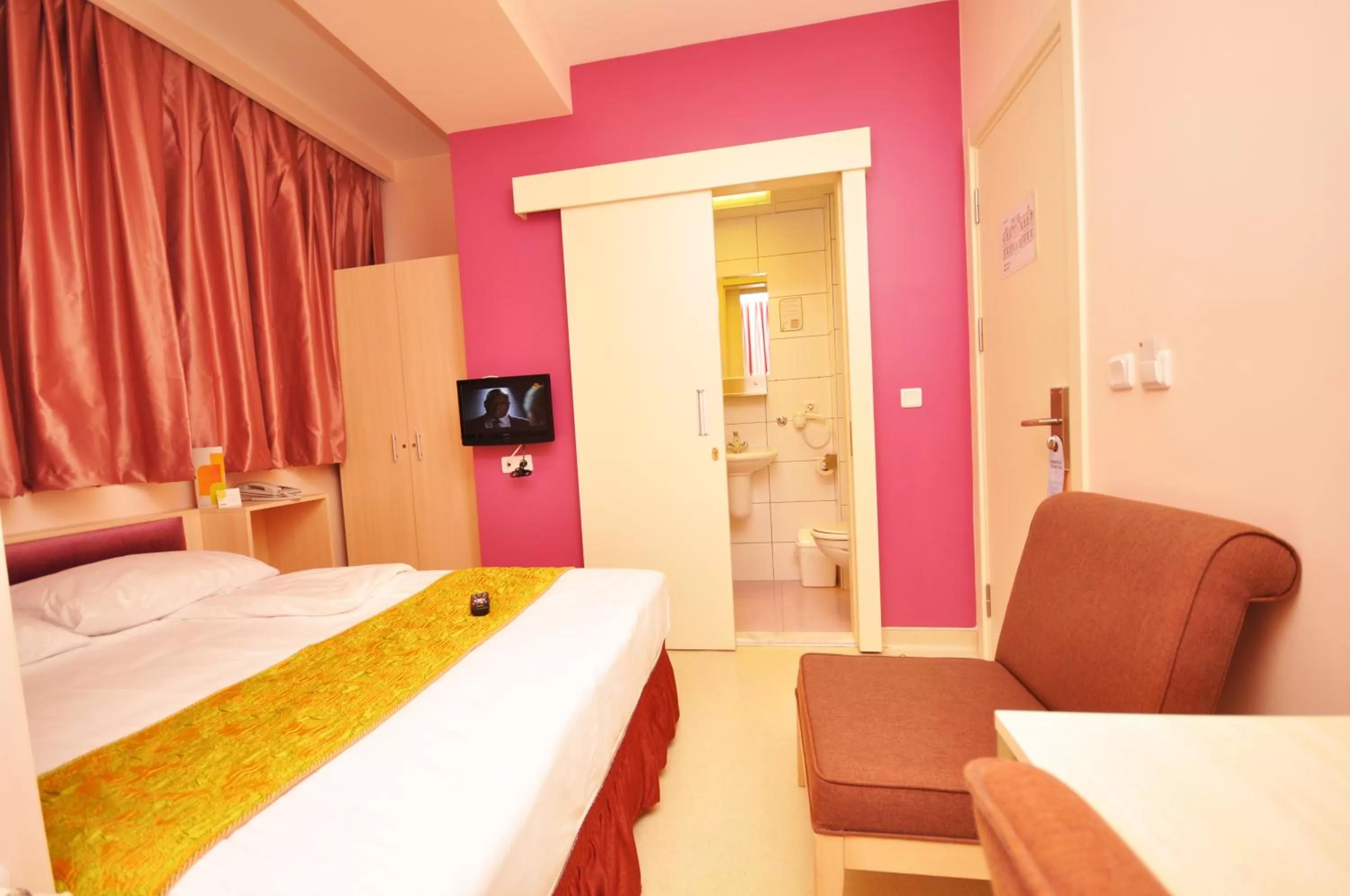 Photo of the whole room, Bed in Han Hotel