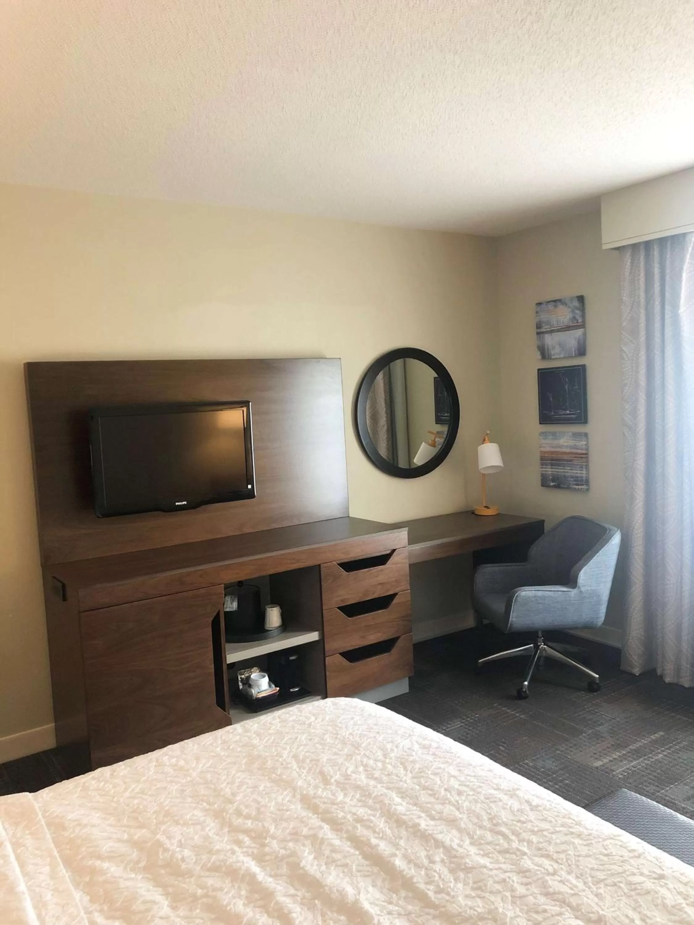 Photo of the whole room, Bed in Hampton Inn & Suites Norfolk-Airport