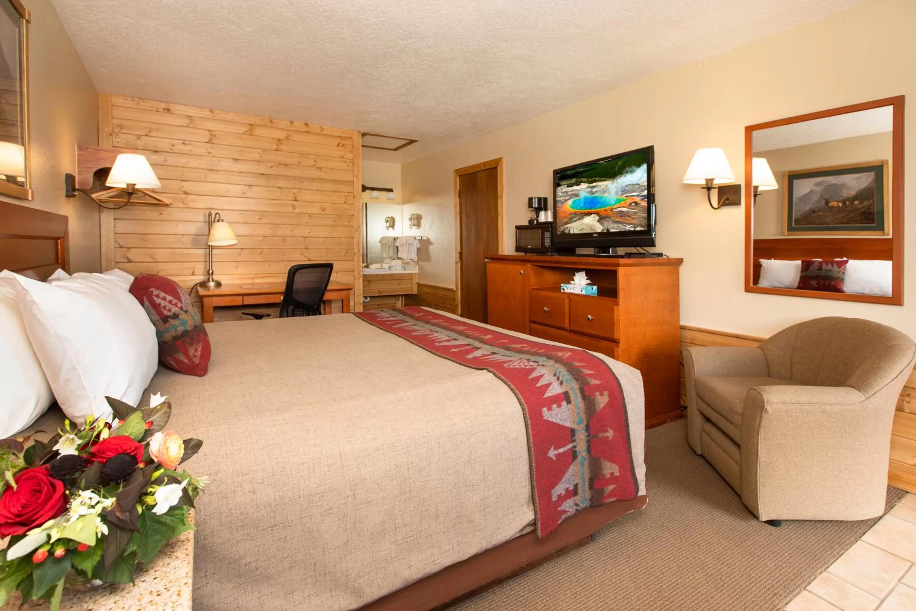 Photo of the whole room, Bed in Flat Creek Inn