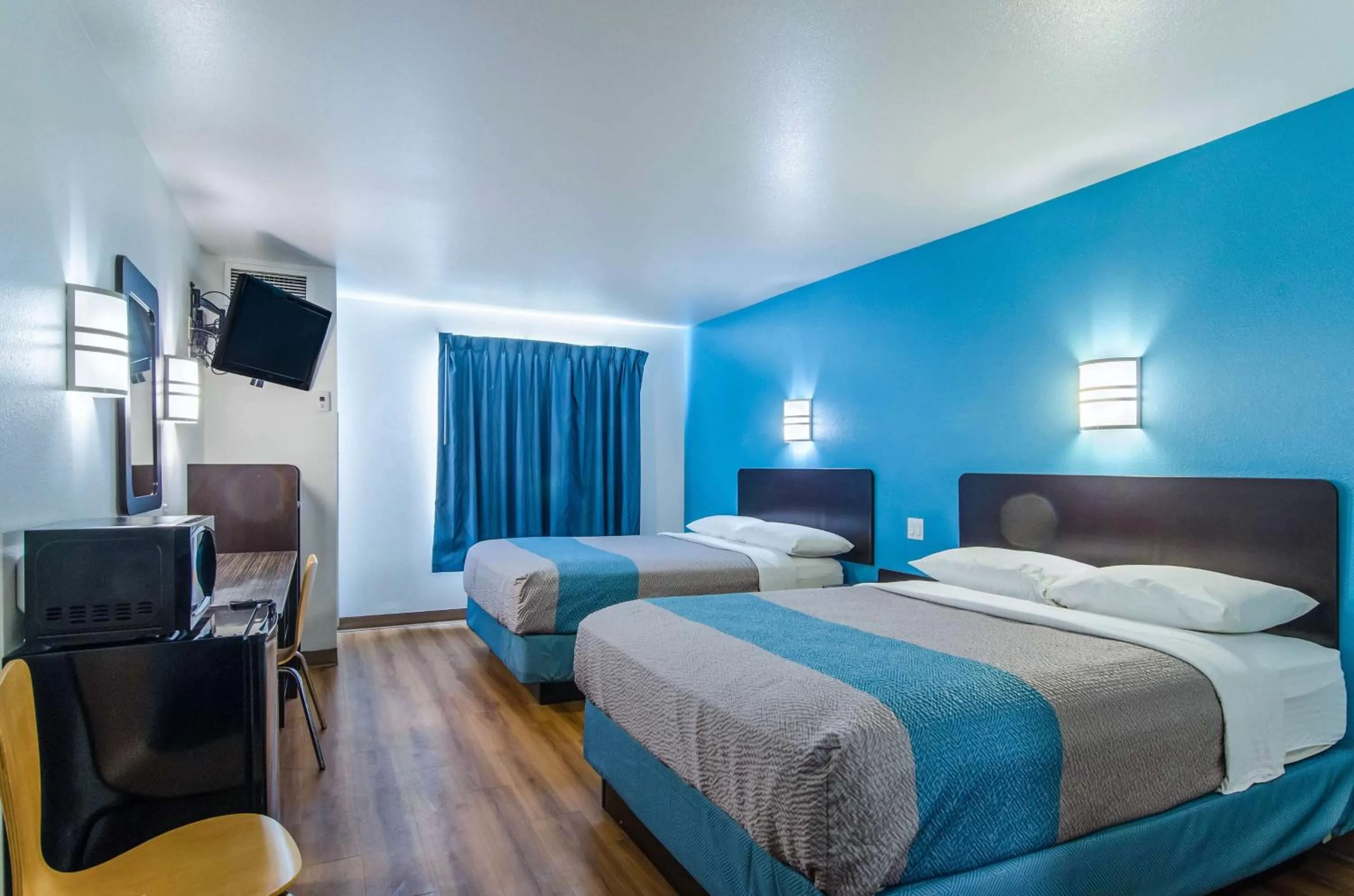 TV and multimedia, Bed in Motel 6-Wheatland, WY