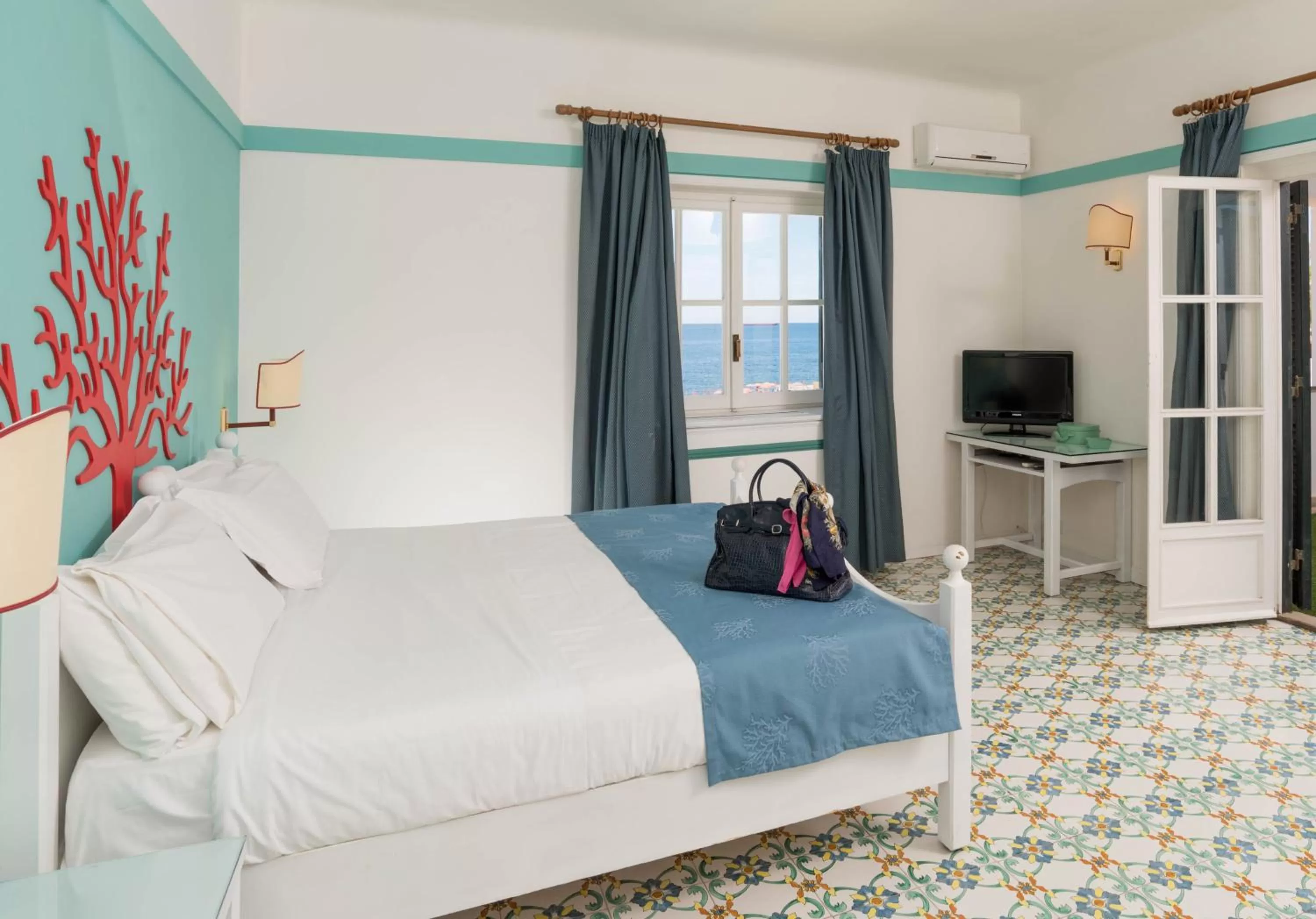 Photo of the whole room in Sunbay Park Hotel