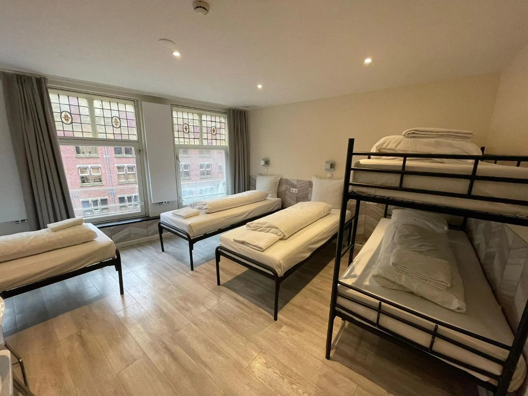 Photo of the whole room, Bed in Hotel Damrak Inn