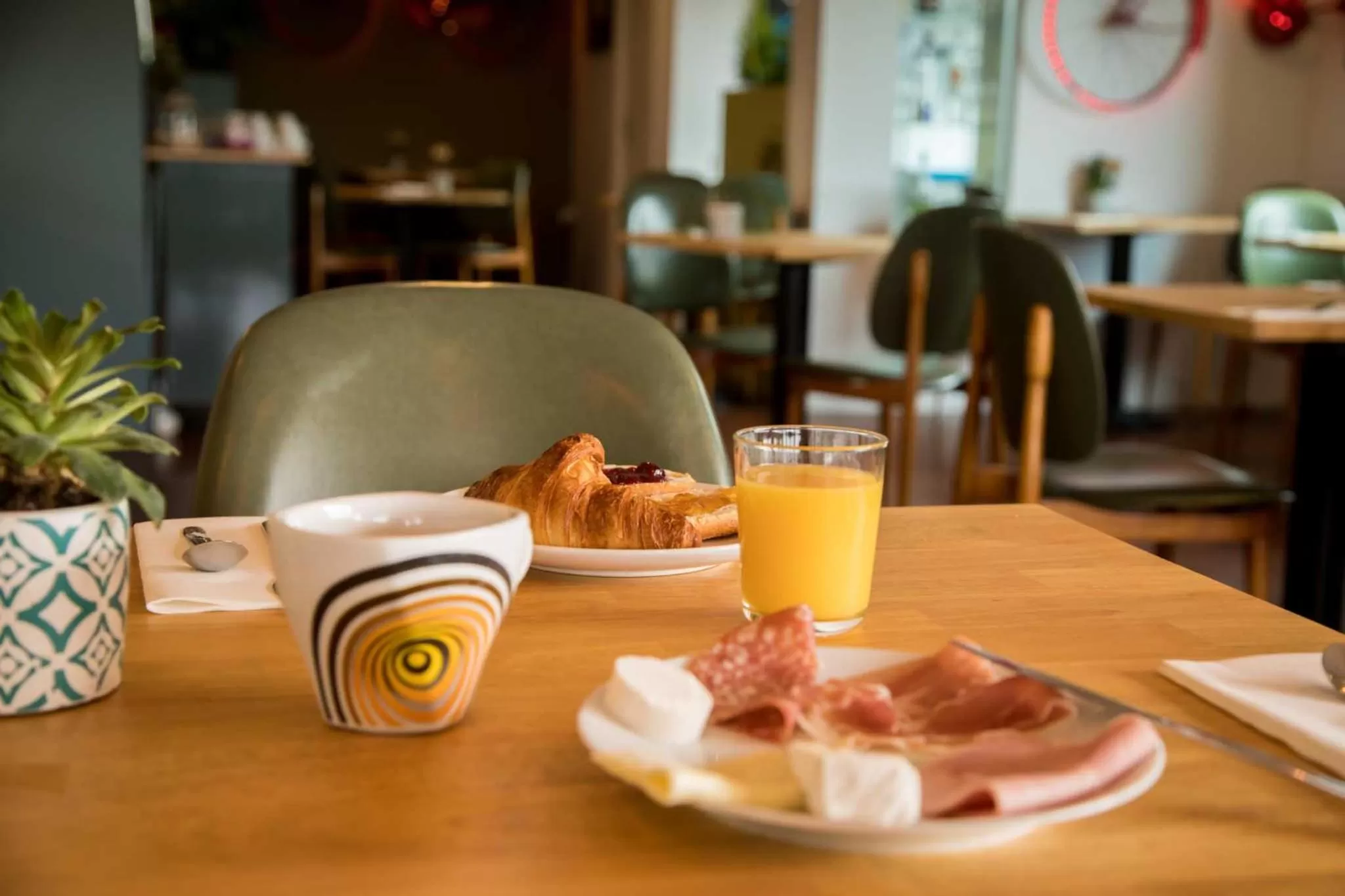 Food and drinks in Hôtel Les Hauts de Meursault