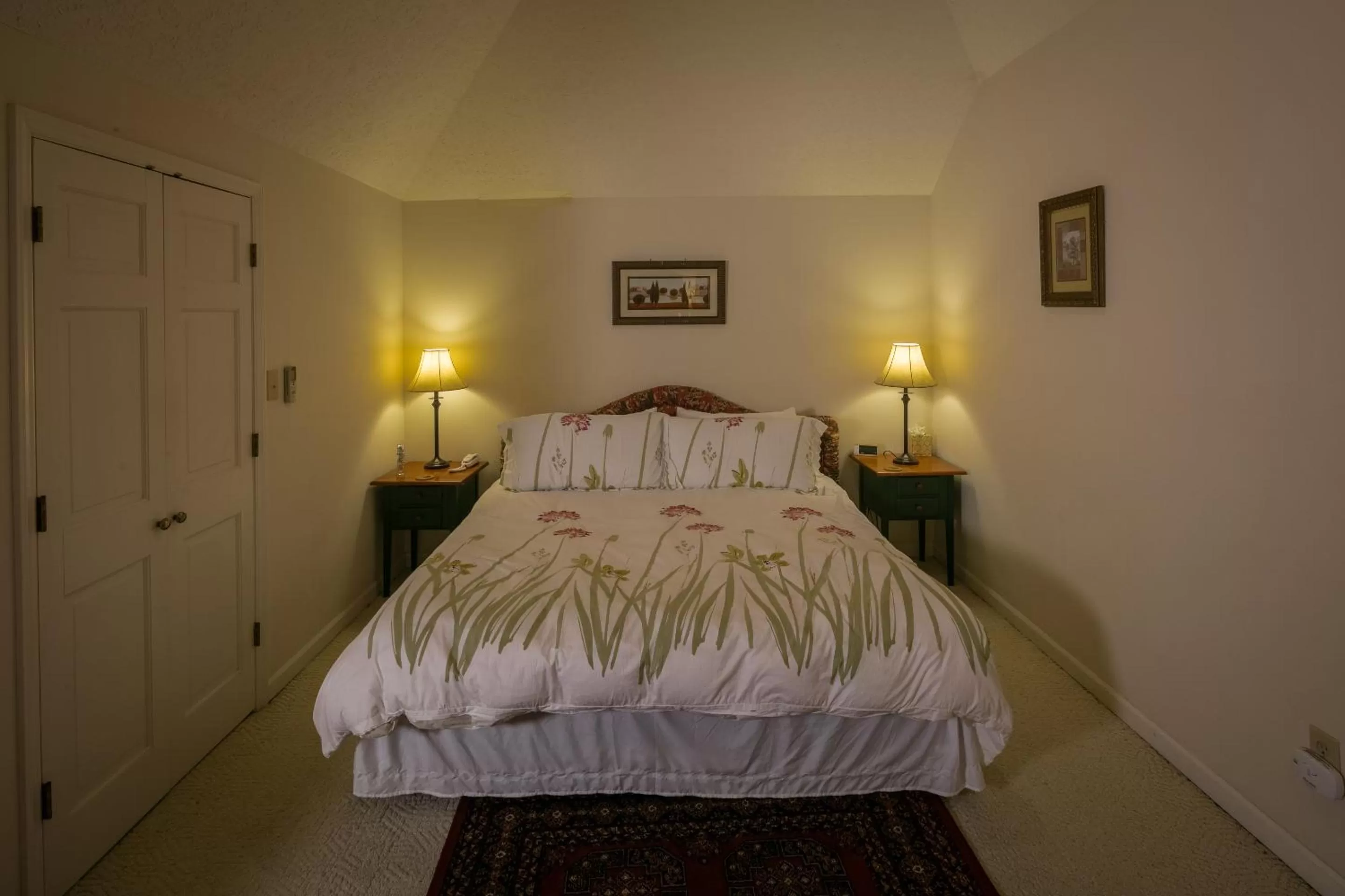 Bed in Taylor House Inn