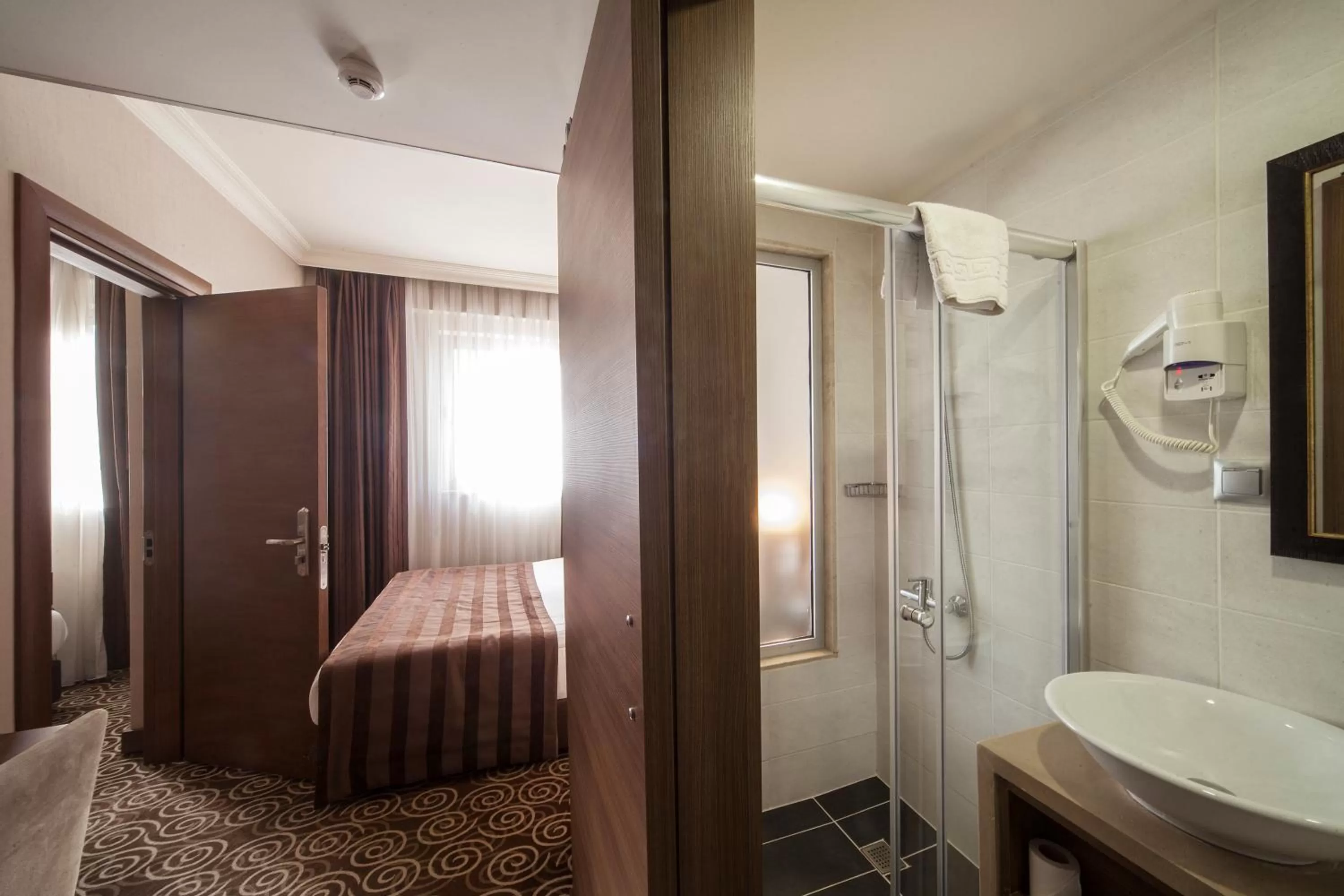 Shower, Bed in Delta Hotel Istanbul & Old City