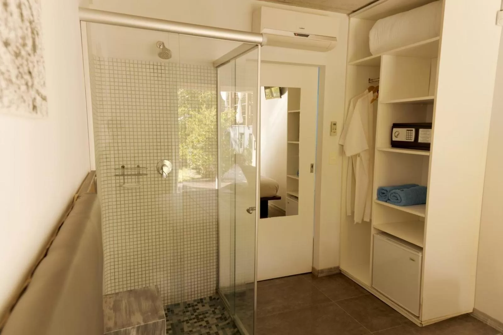 Shower in Undarius Hotel (exclusively gay men)