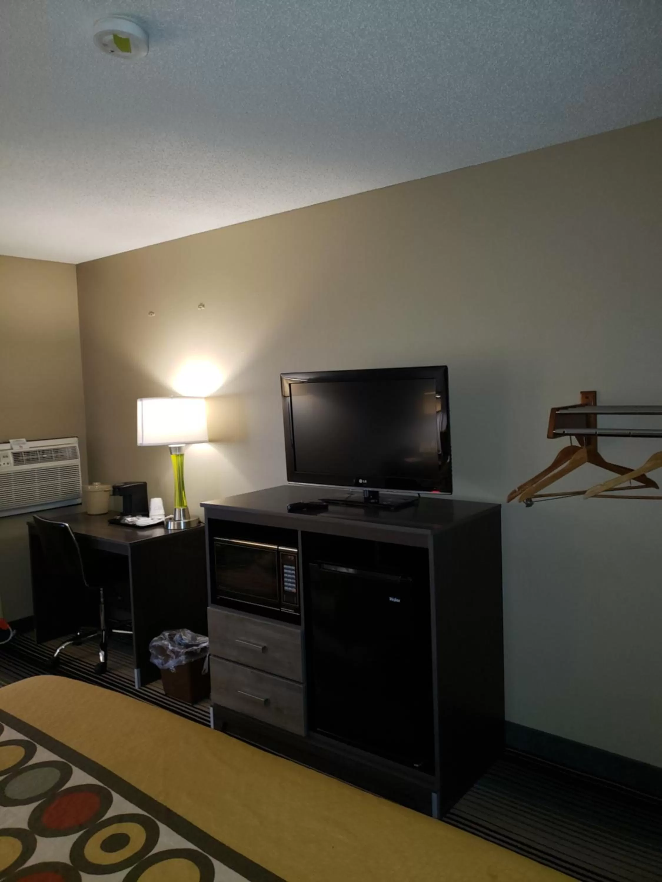 Photo of the whole room in Super 8 by Wyndham Milwaukee Airport