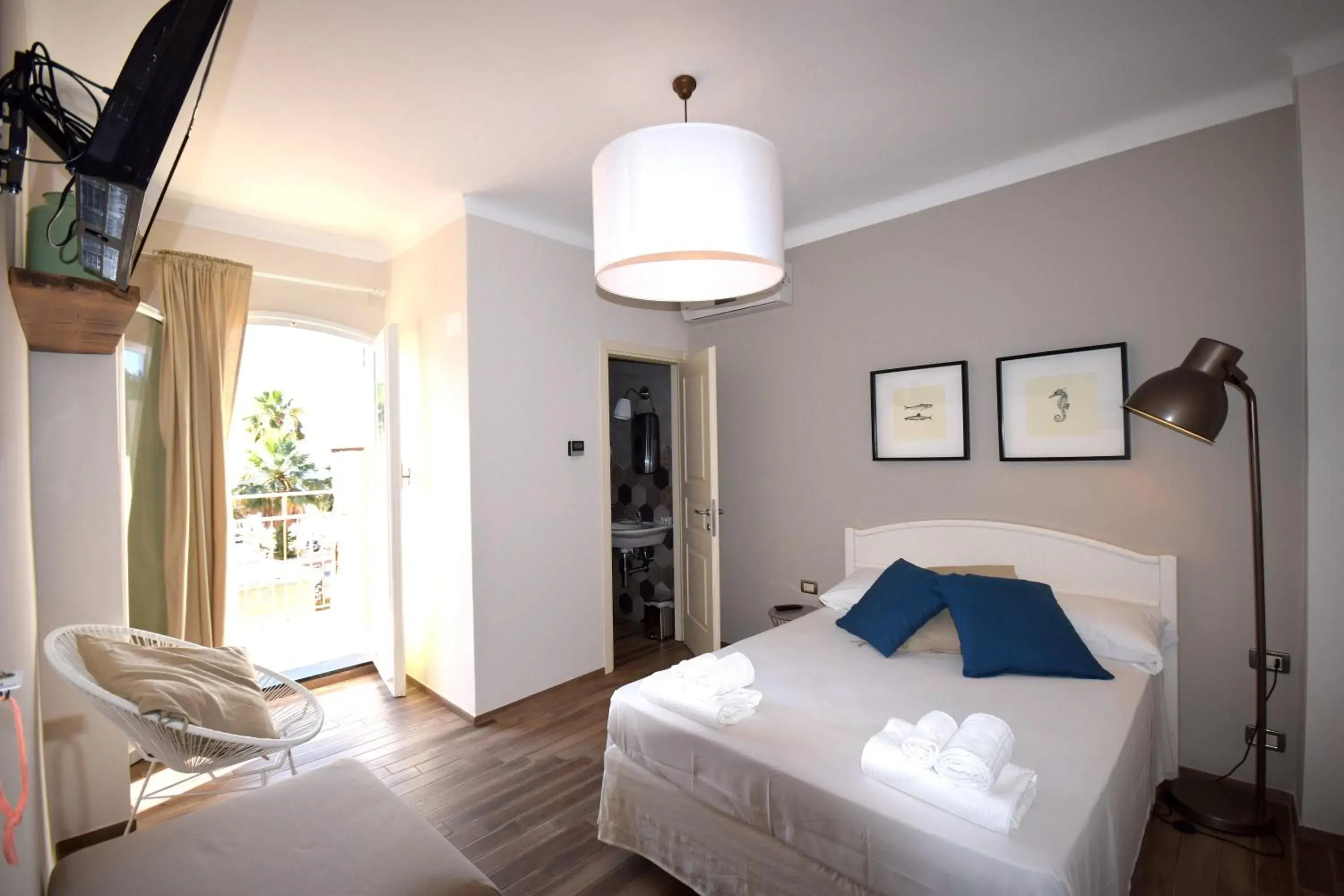 Deluxe Double Room with Balcony and Sea View in Fra Diavolo Deluxe Double Room with Balcony and Sea View in Fra Diavolo