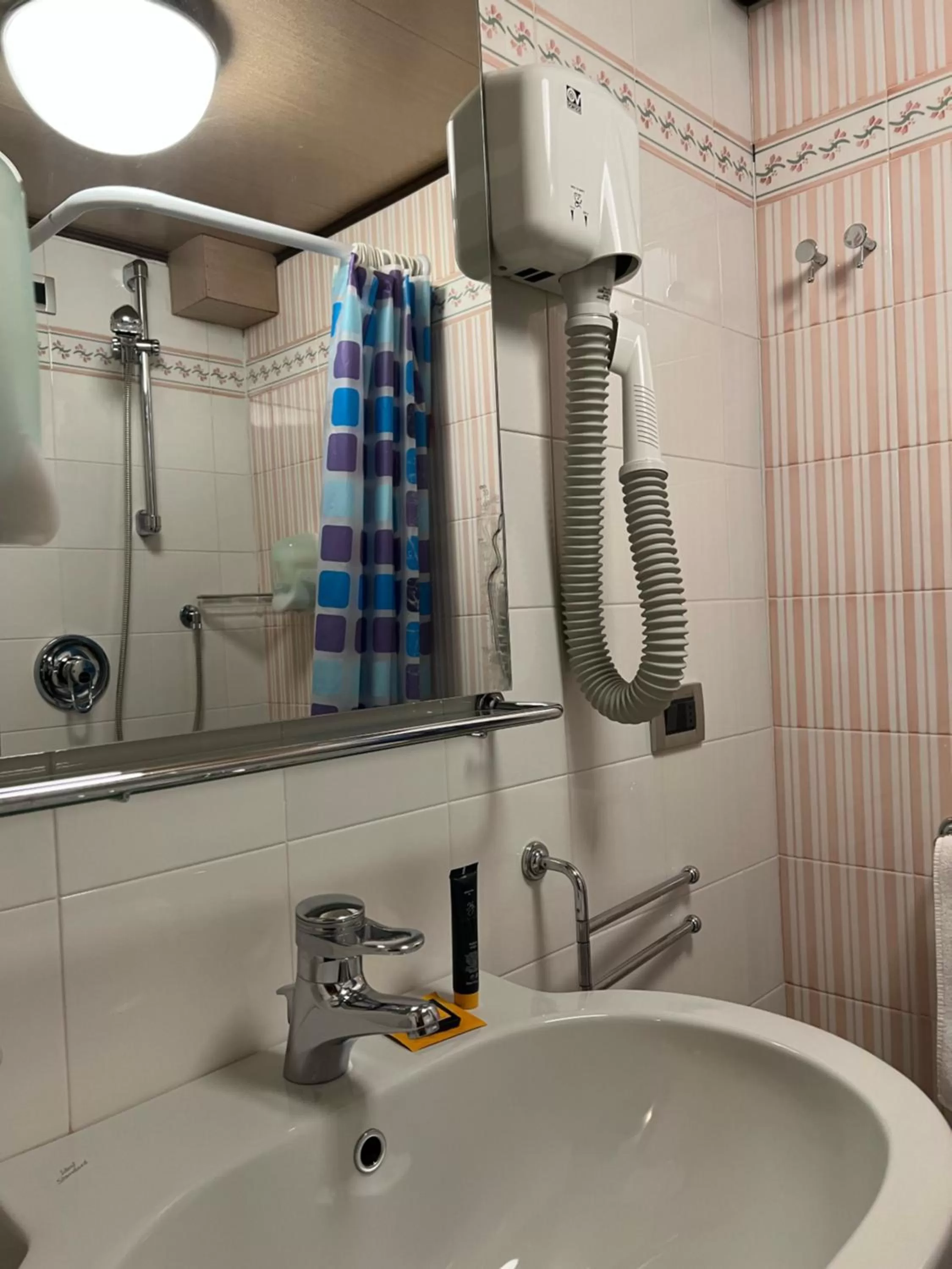 Bathroom in HG Hotel Italia