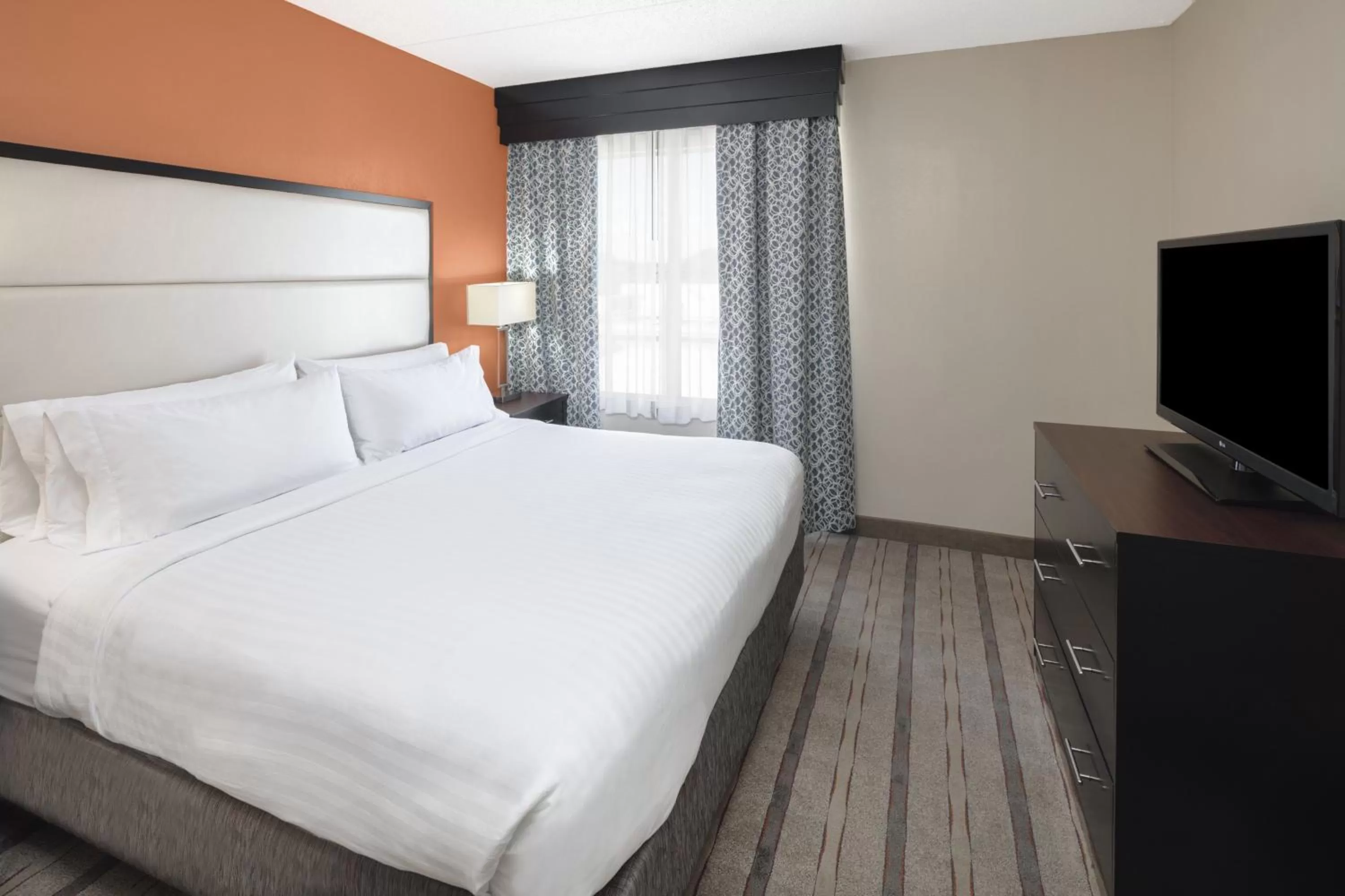 Photo of the whole room, Bed in Holiday Inn Express & Suites Atlanta NE- Duluth by IHG