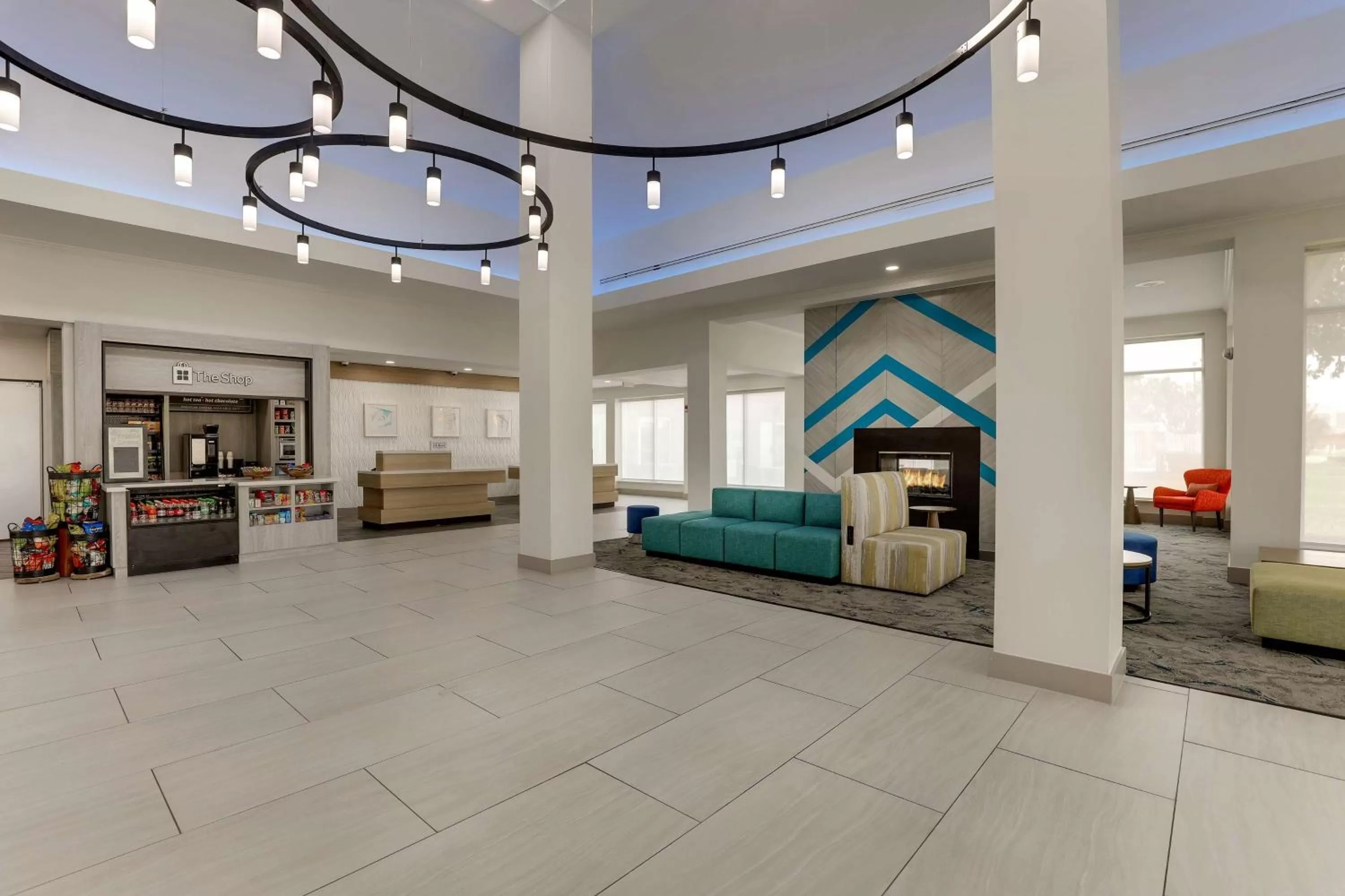 Lobby or reception, Bed in Hilton Garden Inn Fort Worth/Fossil Creek