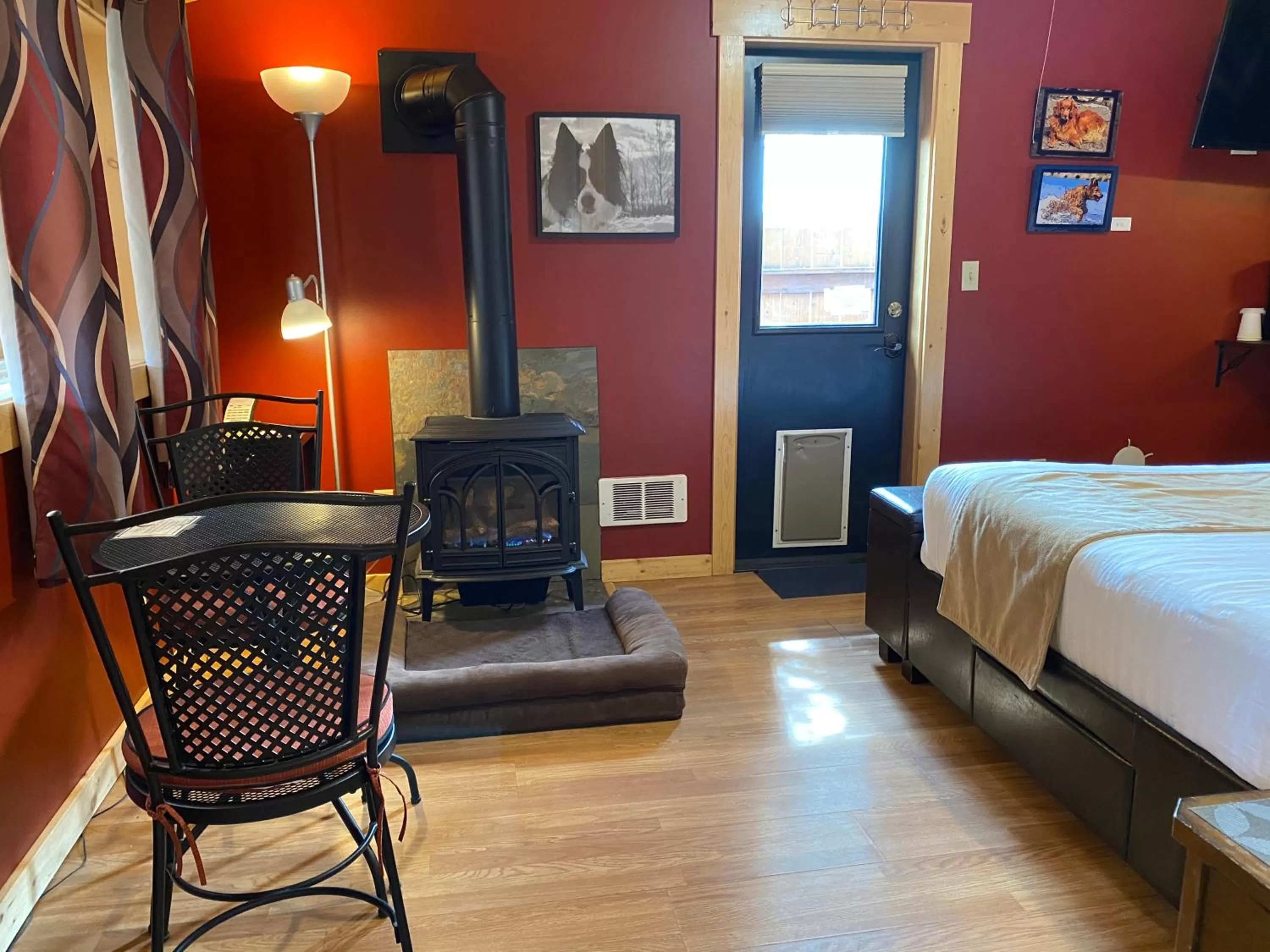 Seating area, Bed in Twisp River Suites