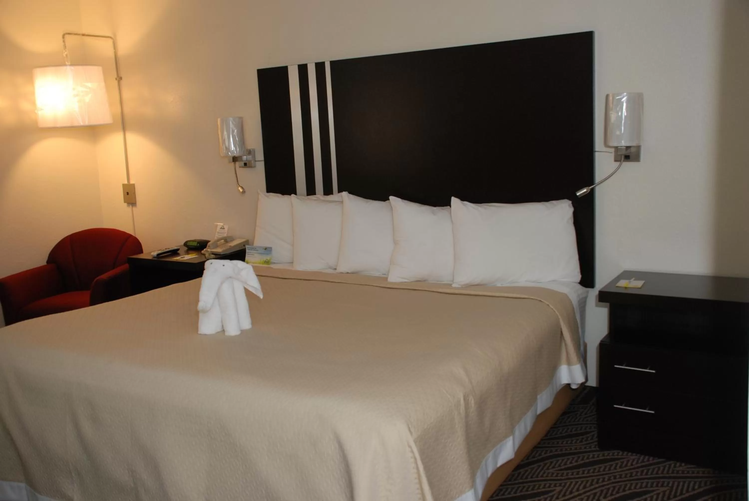 Bed in Days Inn by Wyndham Dyersburg