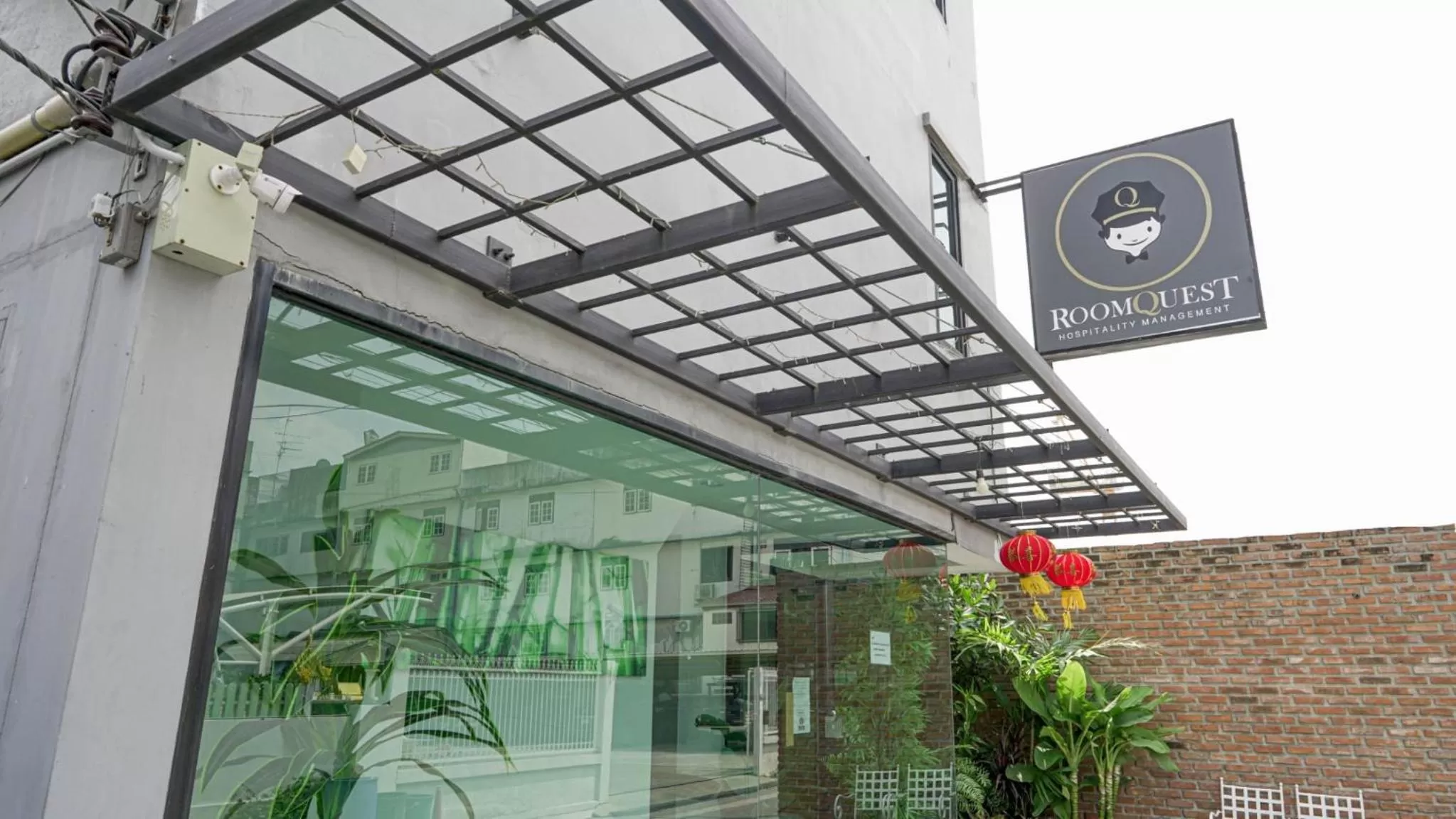 Facade/entrance in RoomQuest Bangkok Don Mueang Airport