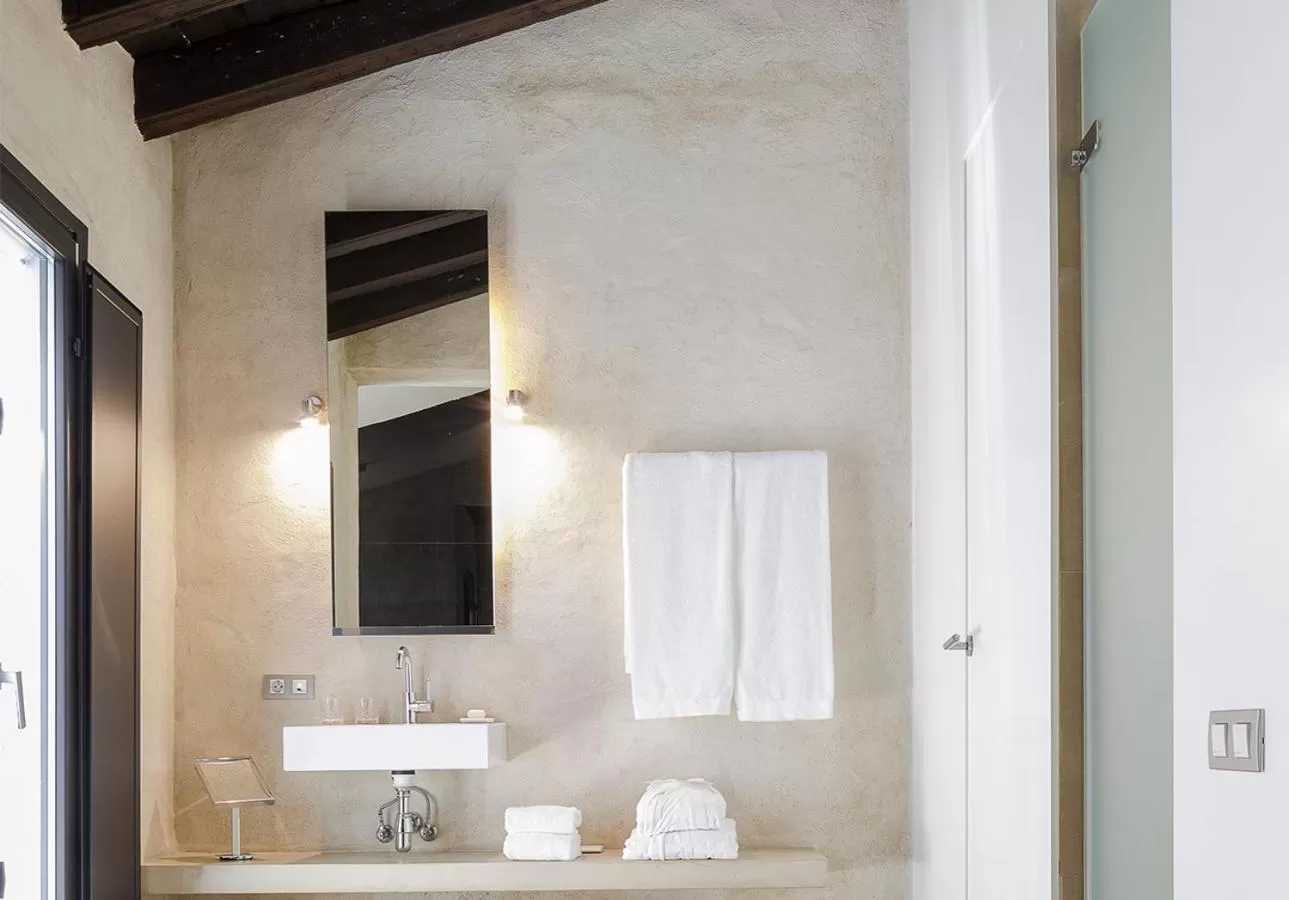 Bathroom in EME Catedral Mercer Hotel