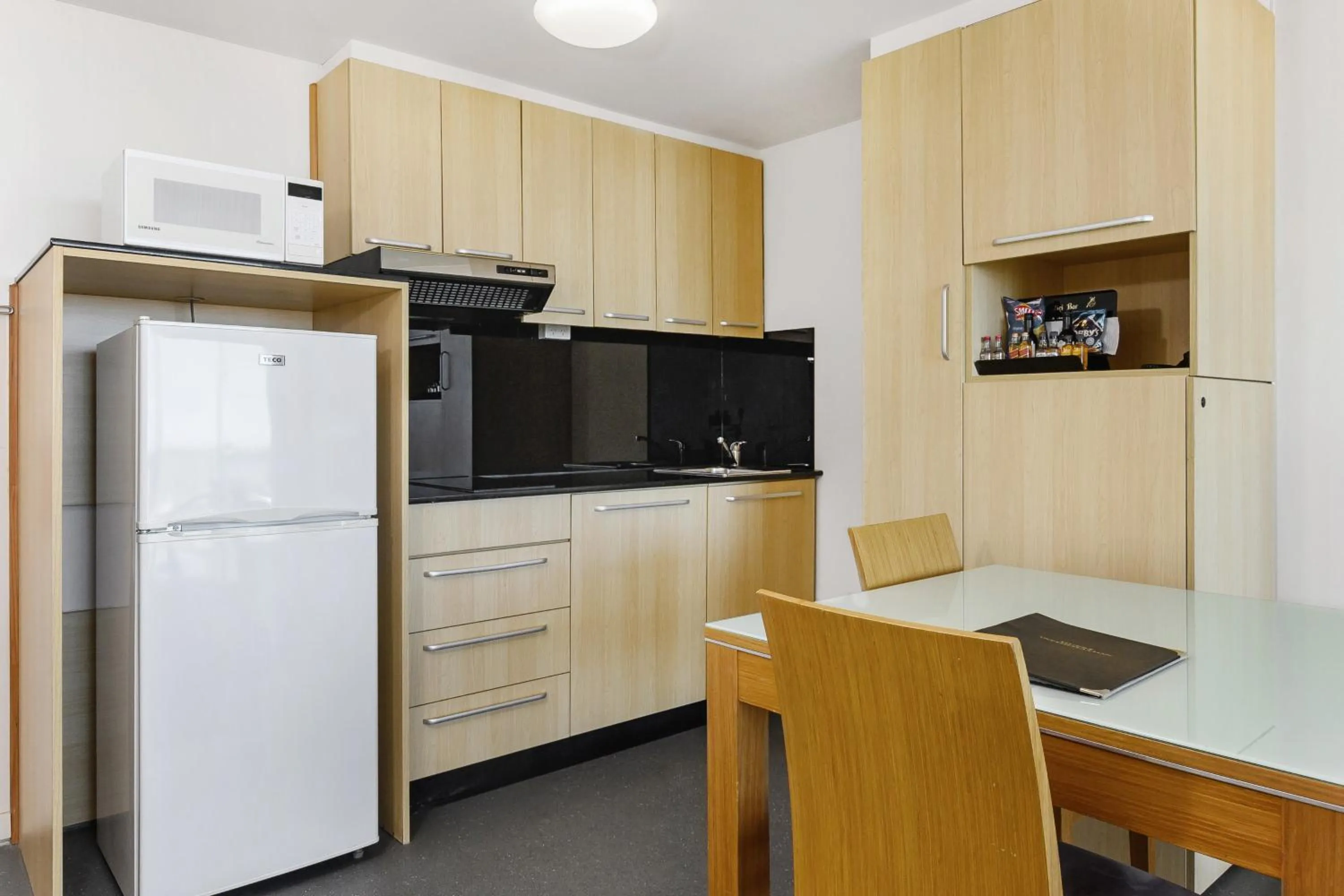 kitchen, Kitchen/Kitchenette in Metro Hotel & Apartments Gladstone