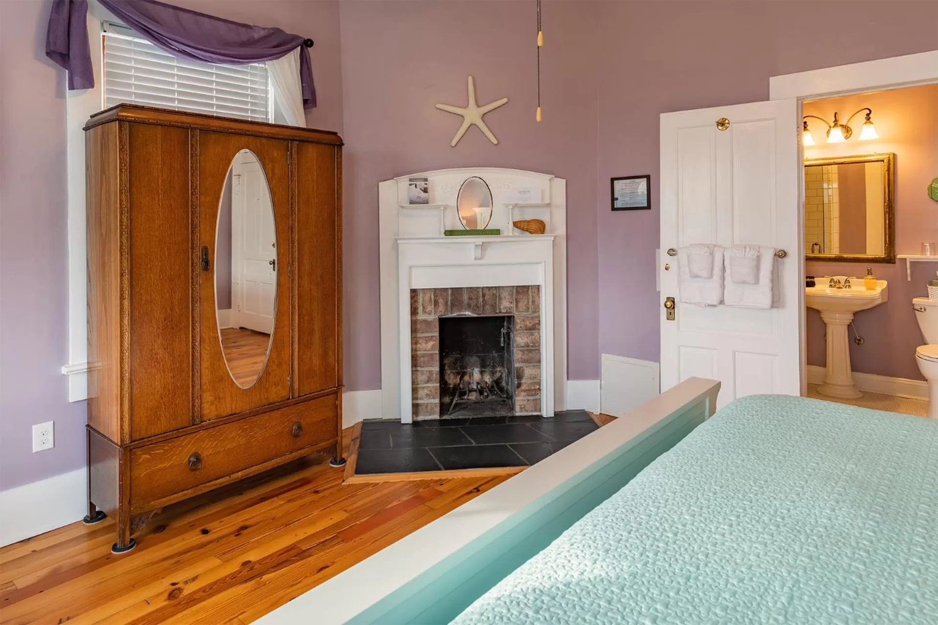 Bed in Surf Song Bed & Breakfast