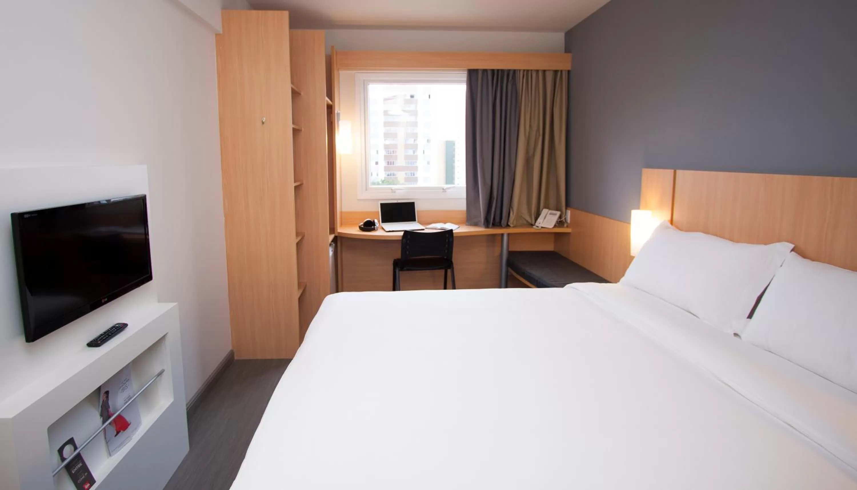 Photo of the whole room, Bed in ibis Cascavel