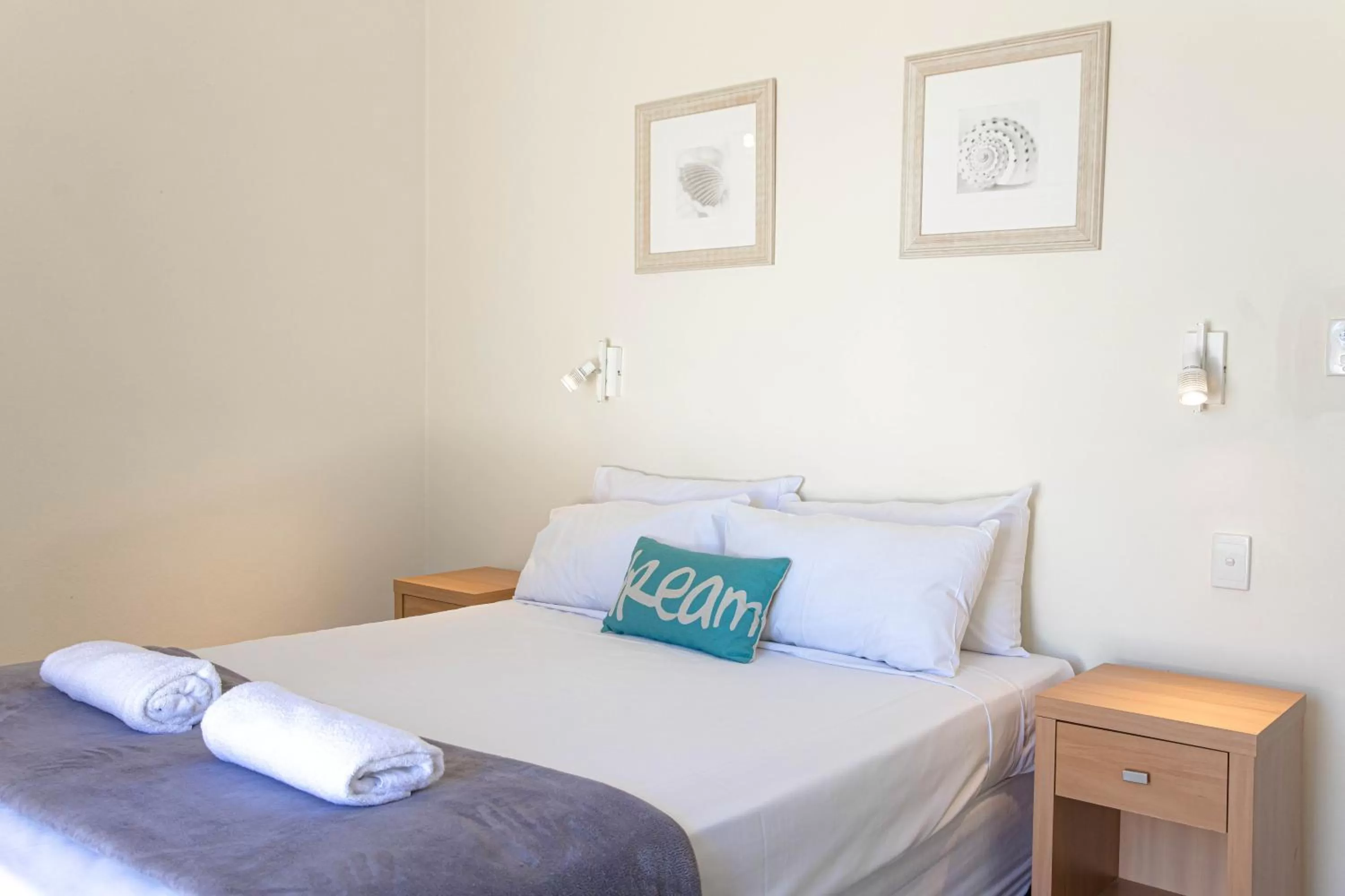 Bed in Glen Eden Beach Resort