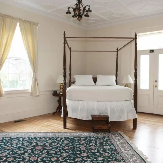 Bed in The Salem Inn