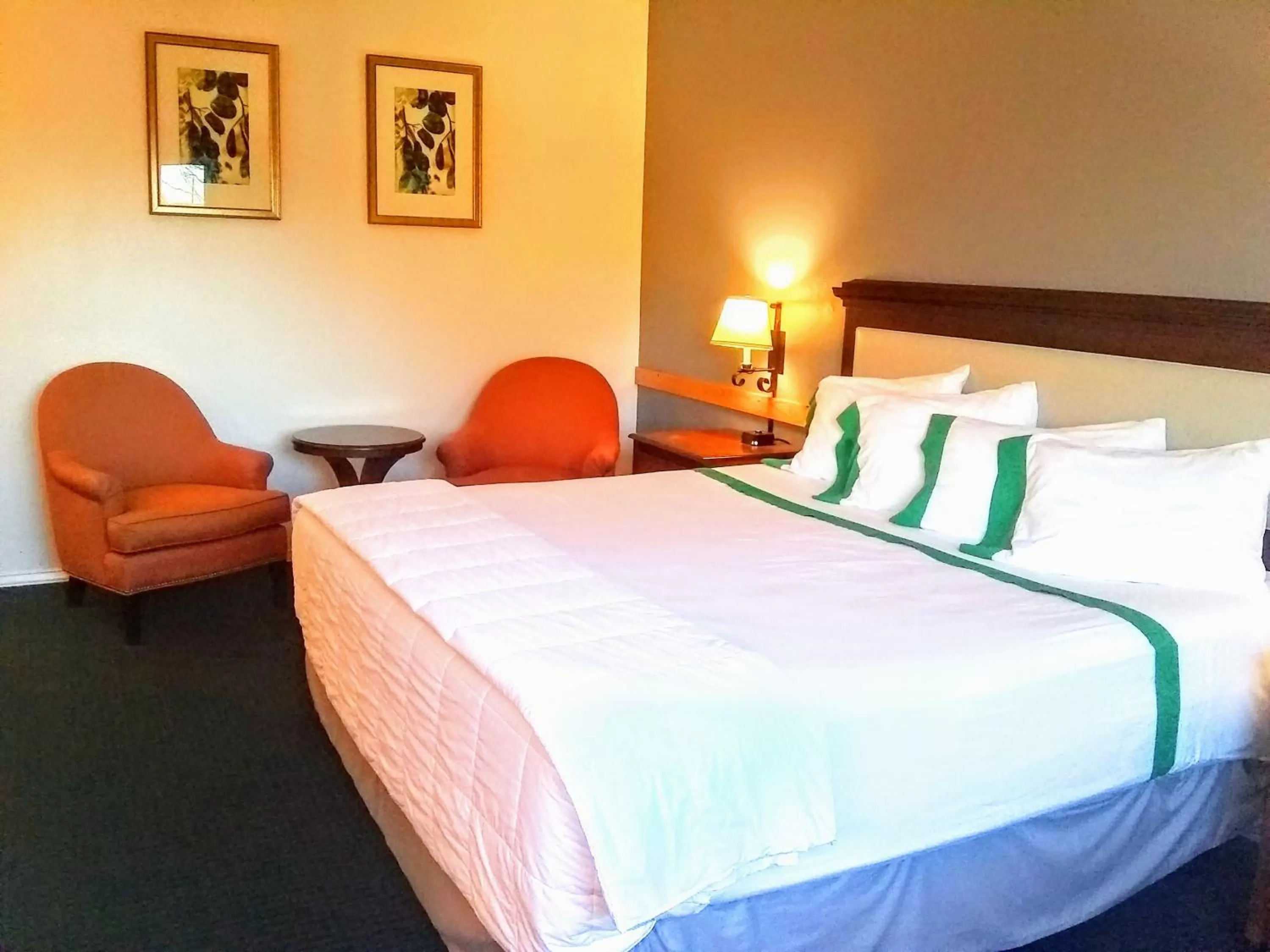 Bed in GuestHouse Inn Enumclaw