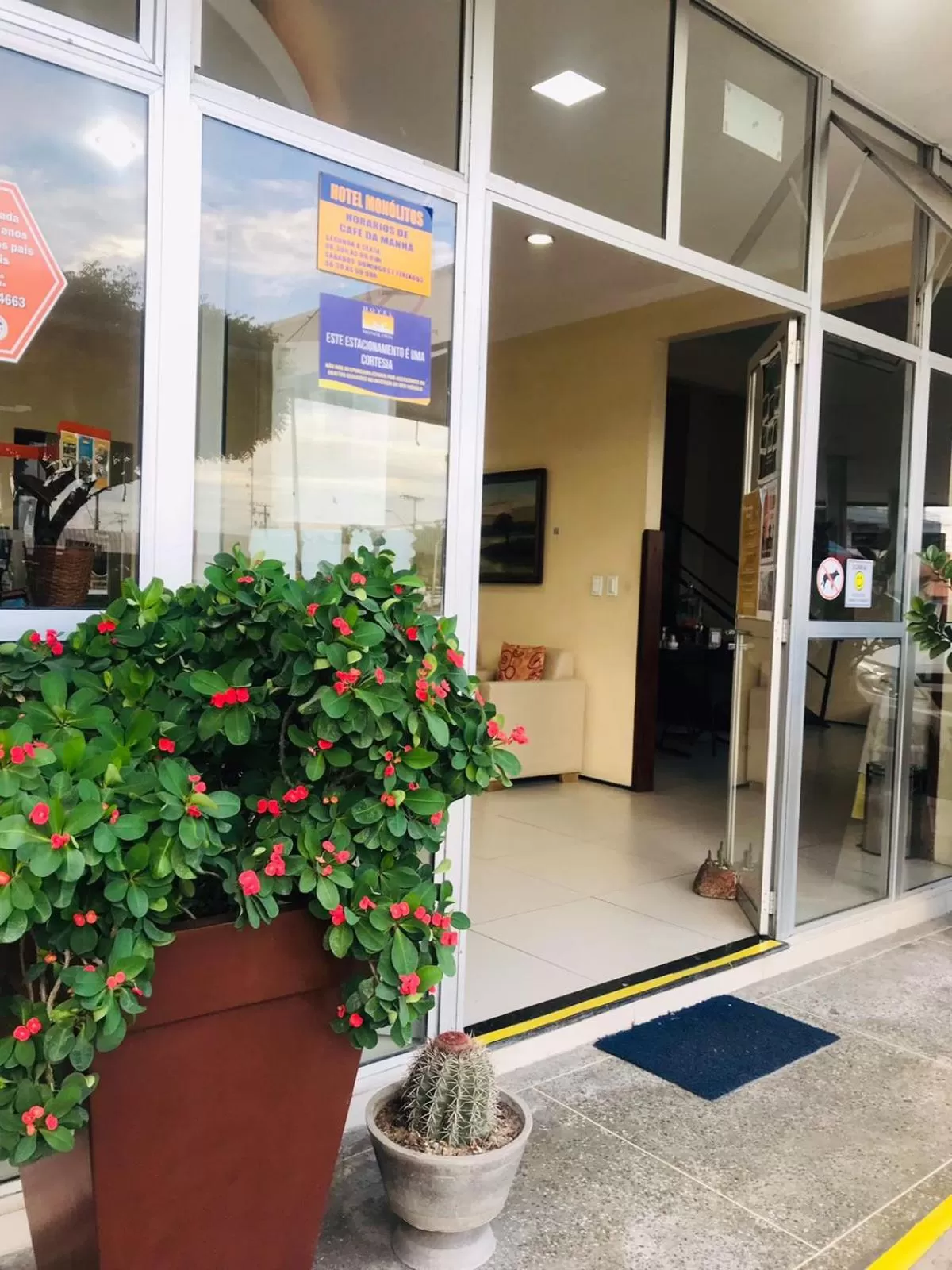 Facade/Entrance in Hotel Monólitos