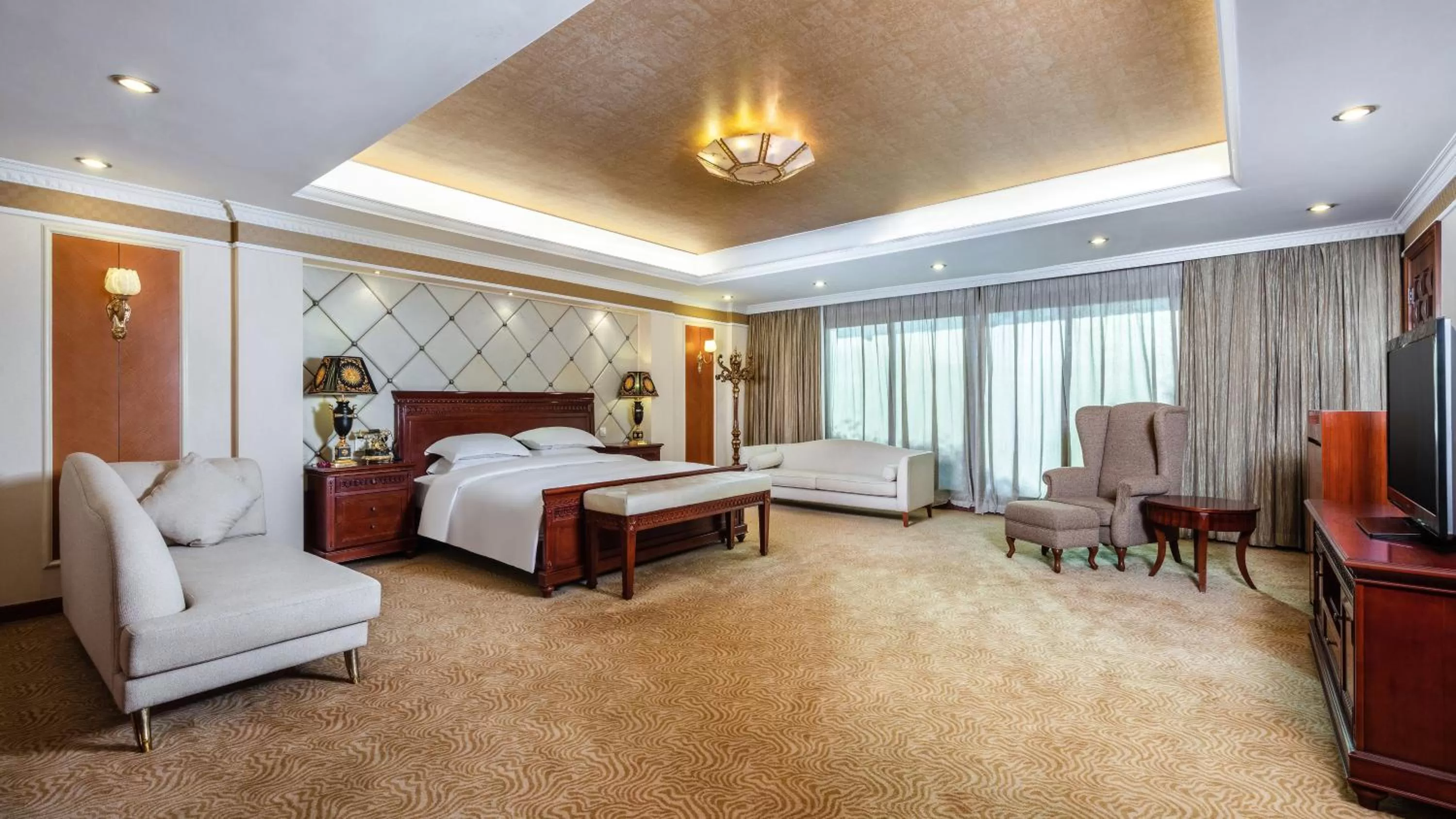 Photo of the whole room, Bed in Crowne Plaza Foshan by IHG