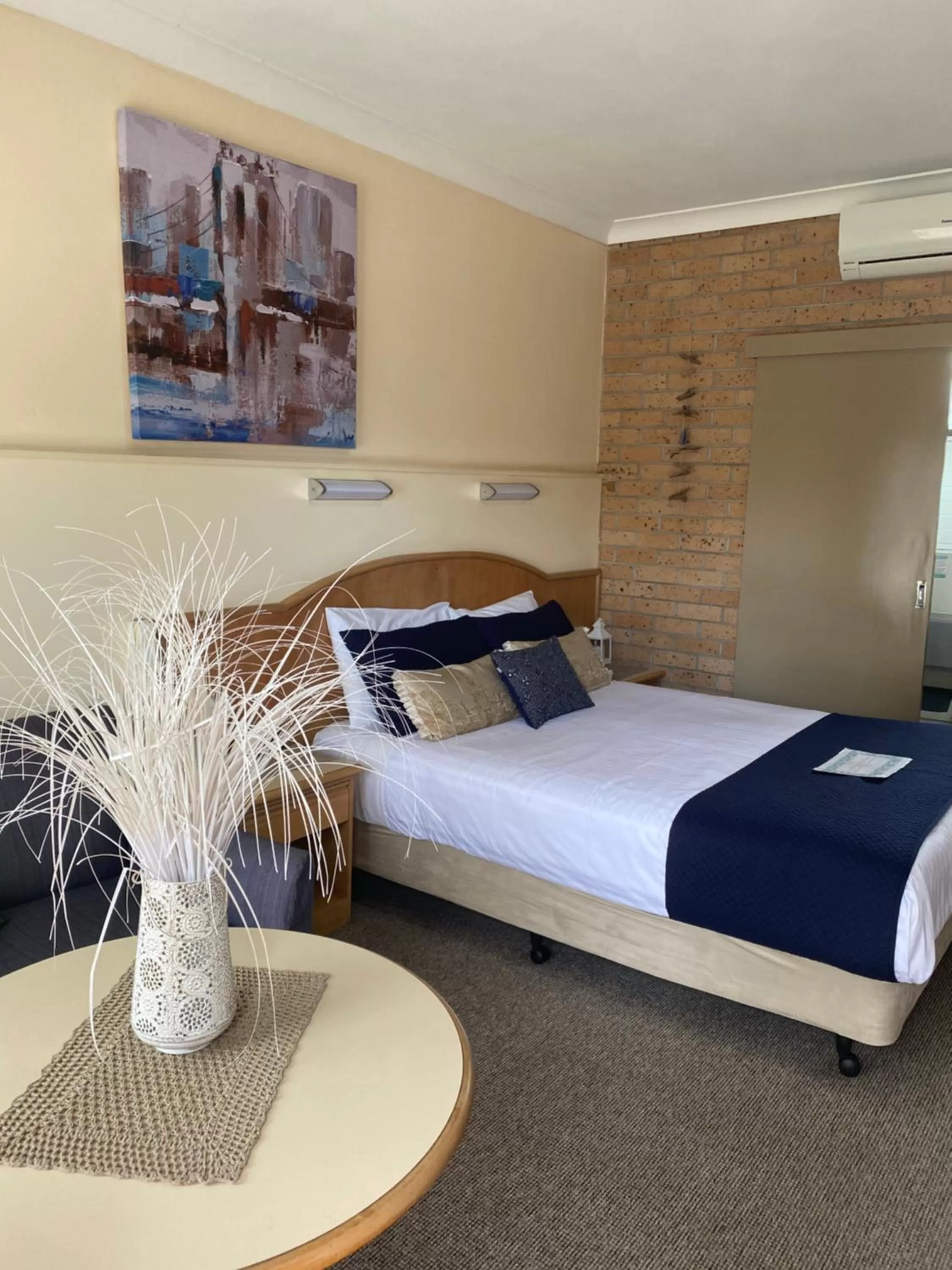 Bed in Marriott Park Motel