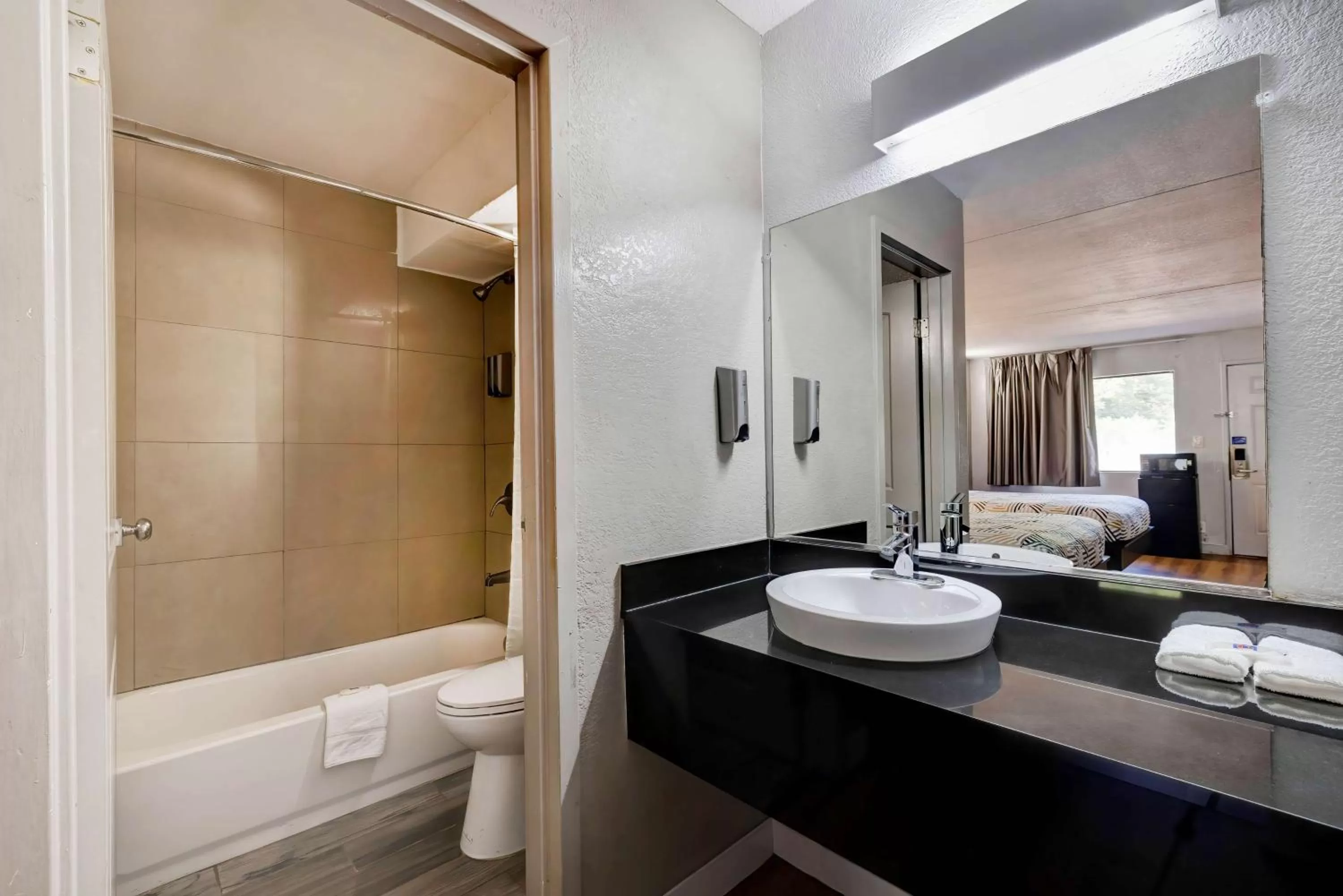 Bathroom, Bed in Motel 6 North Little Rock, AR-JFK Blvd