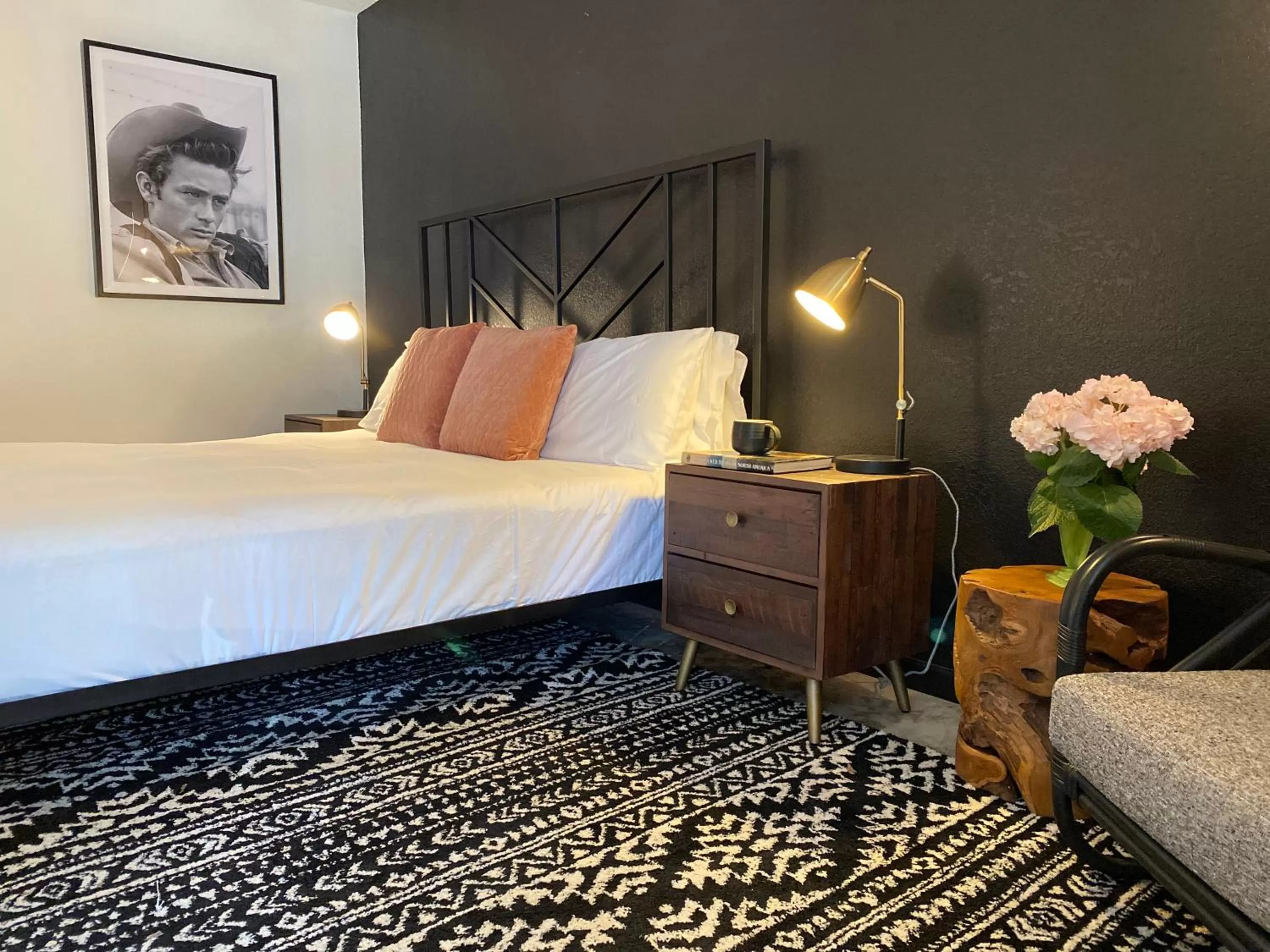 Bedroom, Bed in Wimberley Inn & bar