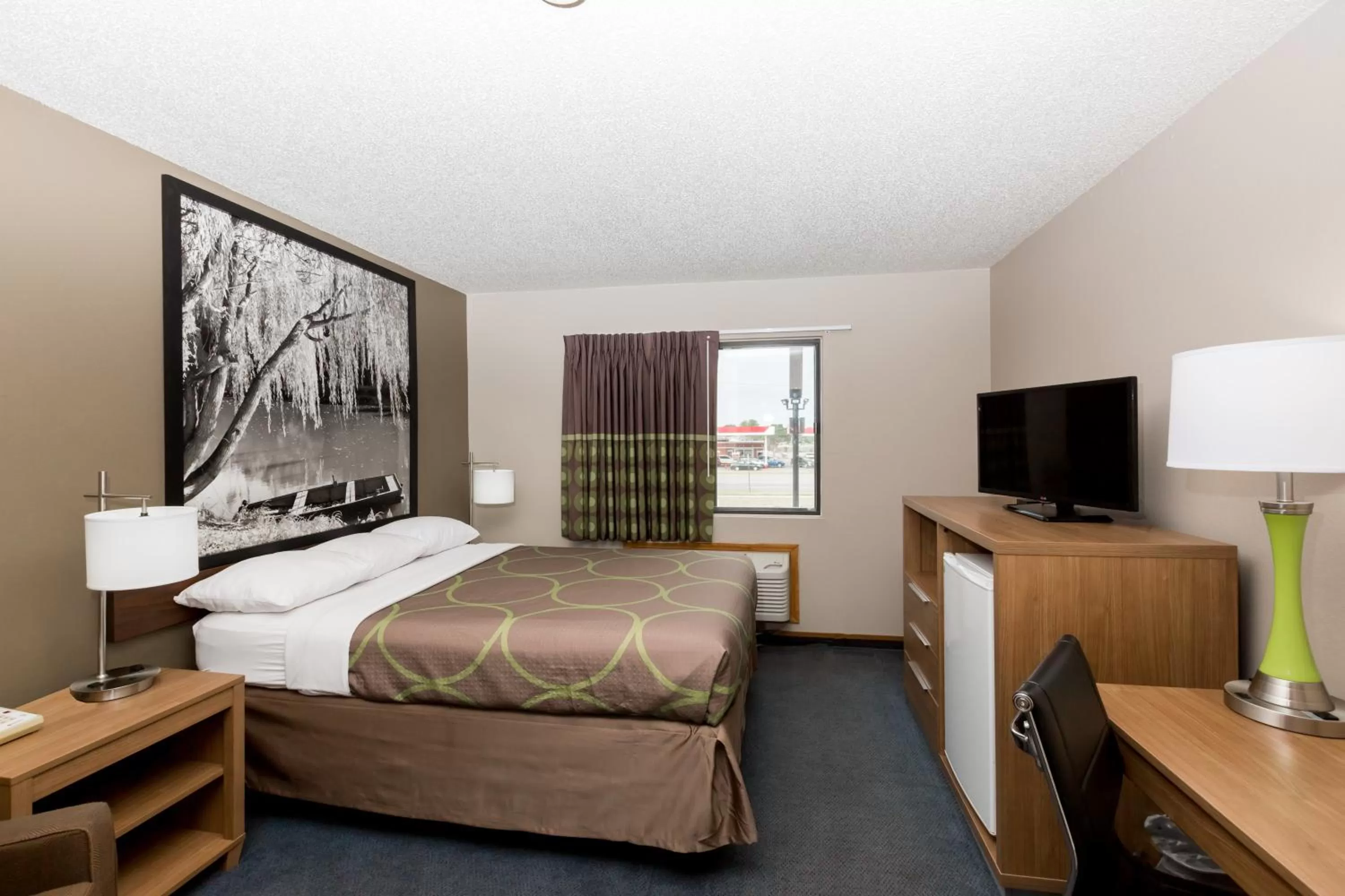 TV and multimedia, Bed in Super 8 by Wyndham Hays KS