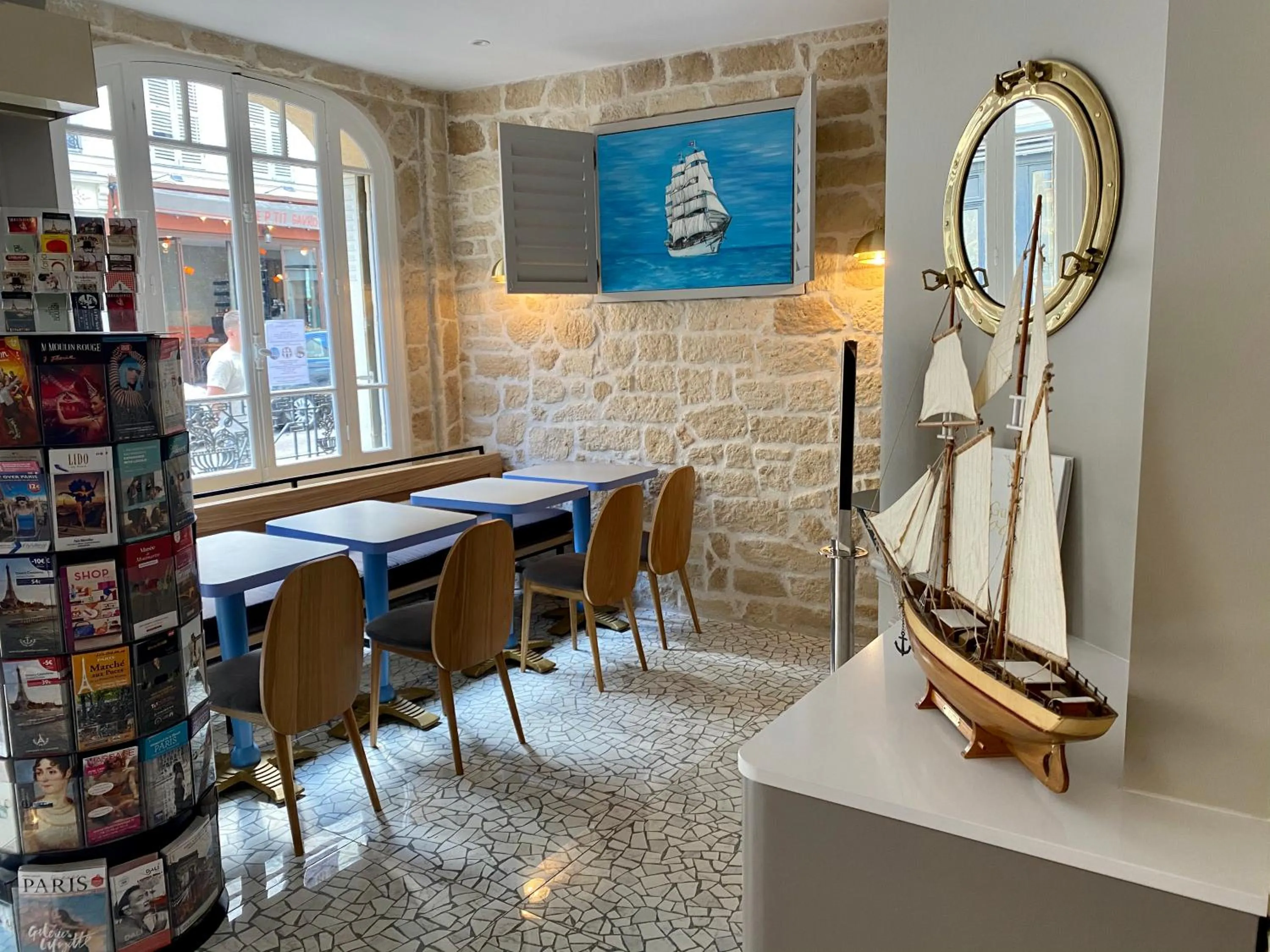 Lobby or reception in L'Amiral