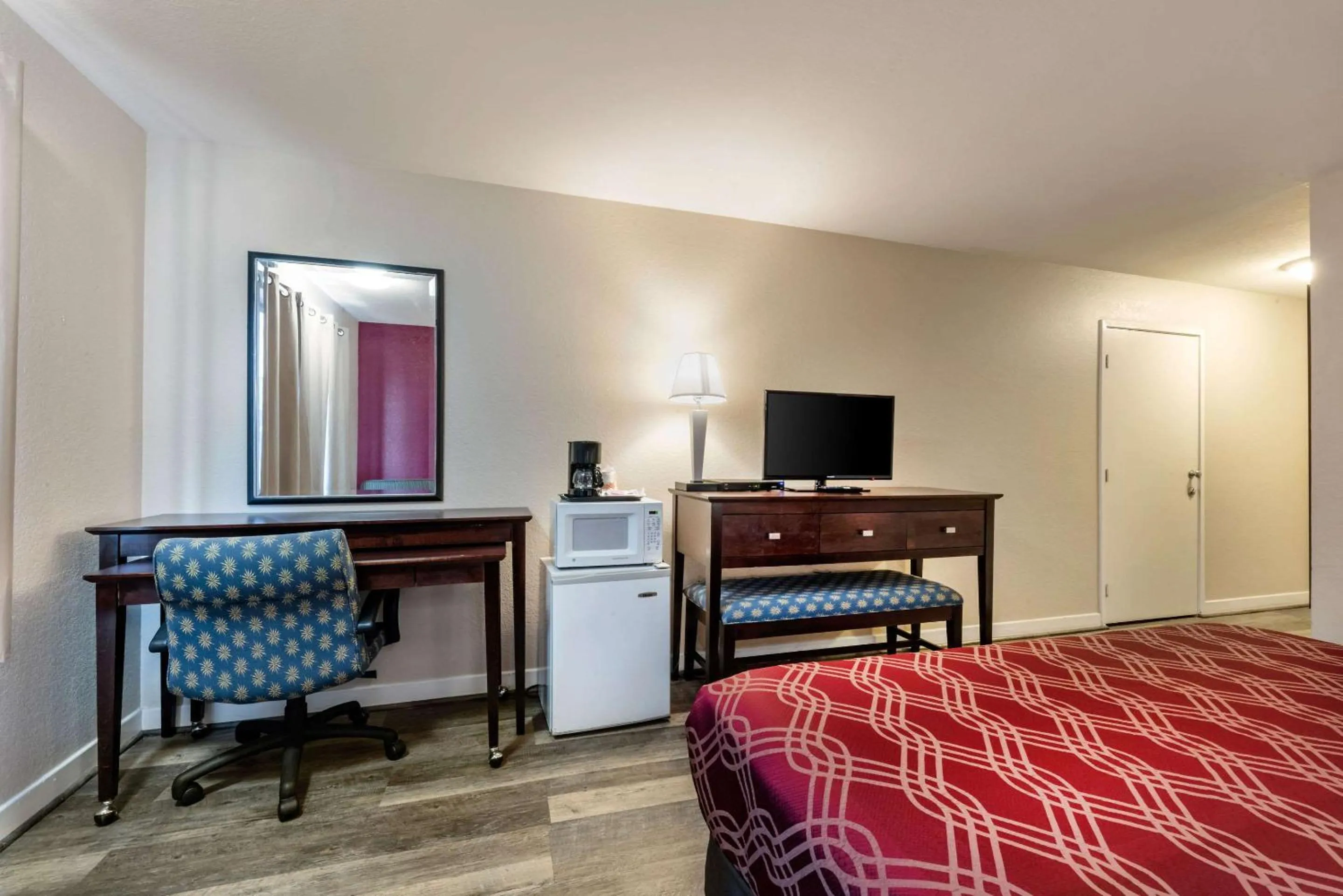 Photo of the whole room, Bed in Bay Breeze Inn