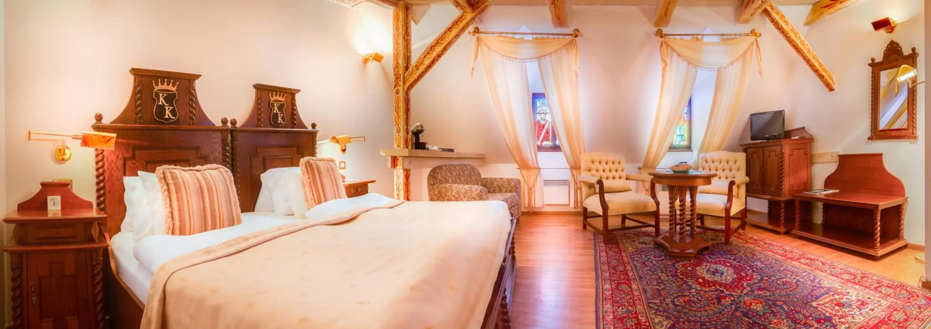 Photo of the whole room, Bed in The King Charles