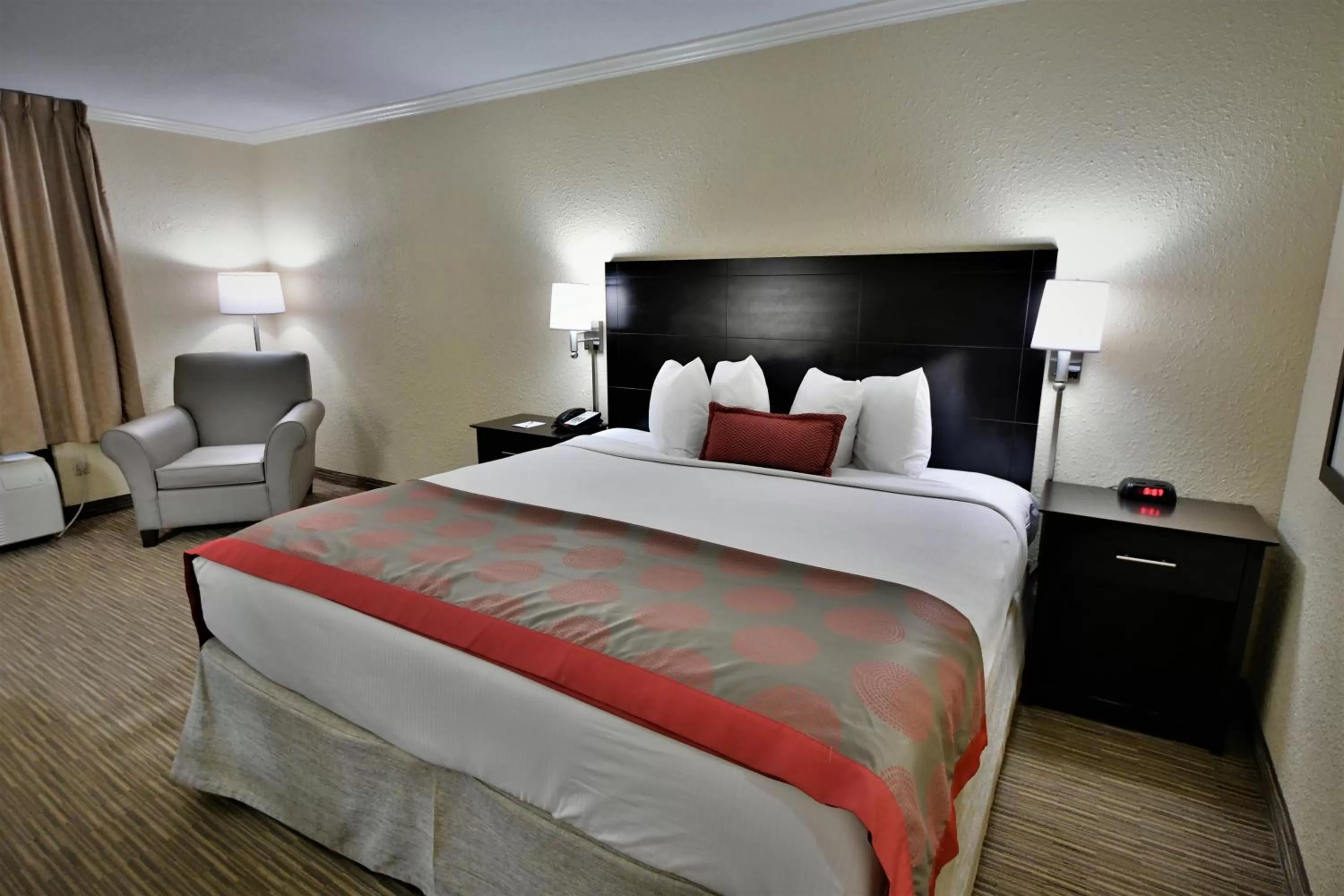 Bedroom, Bed in Ramada by Wyndham Jacksonville Hotel & Conference Center