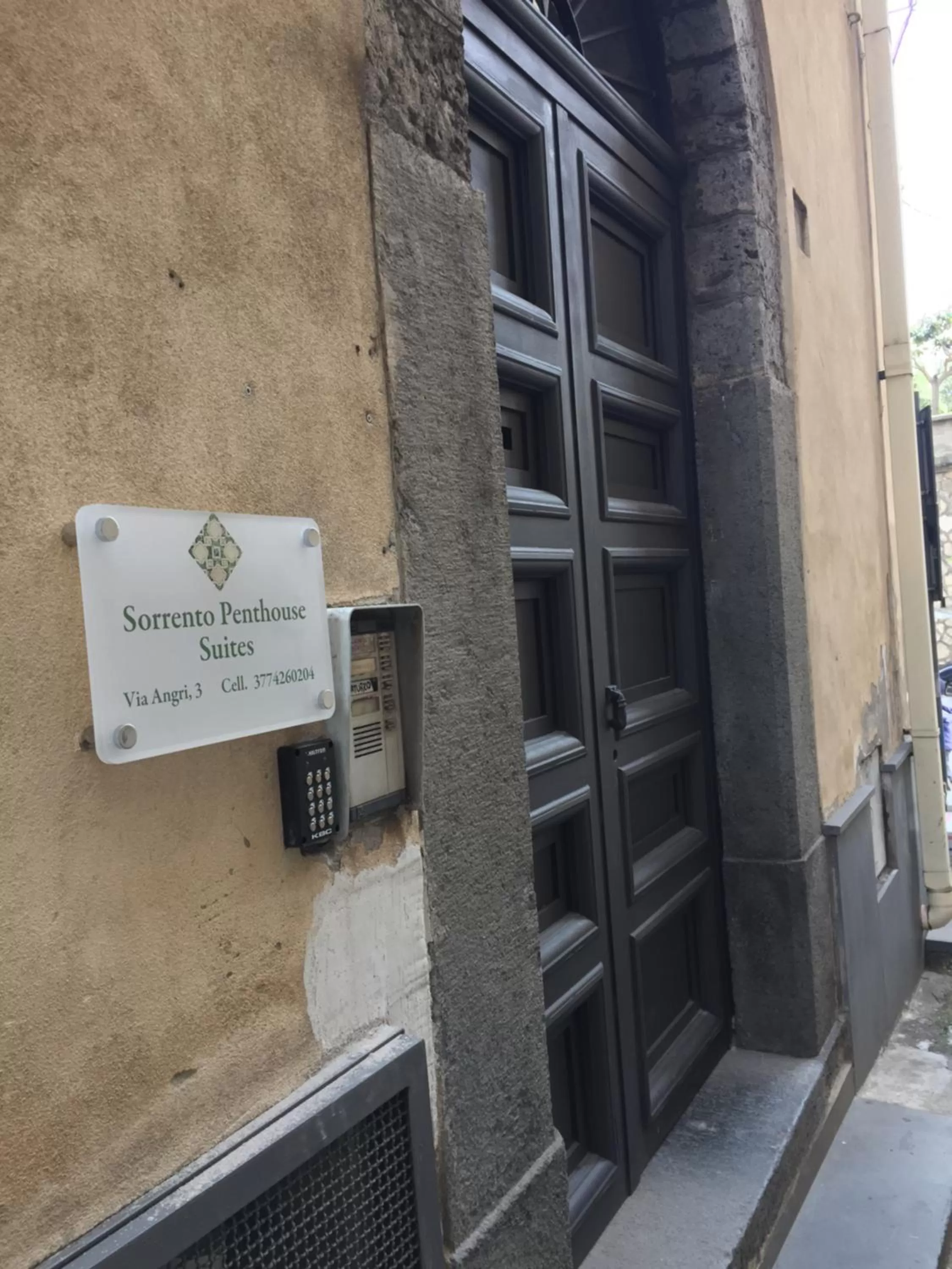 Property building in Sorrento Penthouse Suites