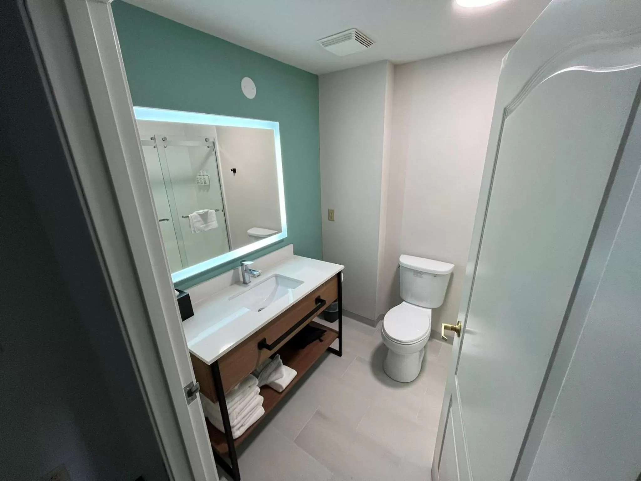 Bathroom in Wingate By Wyndham Mansfield Ontario