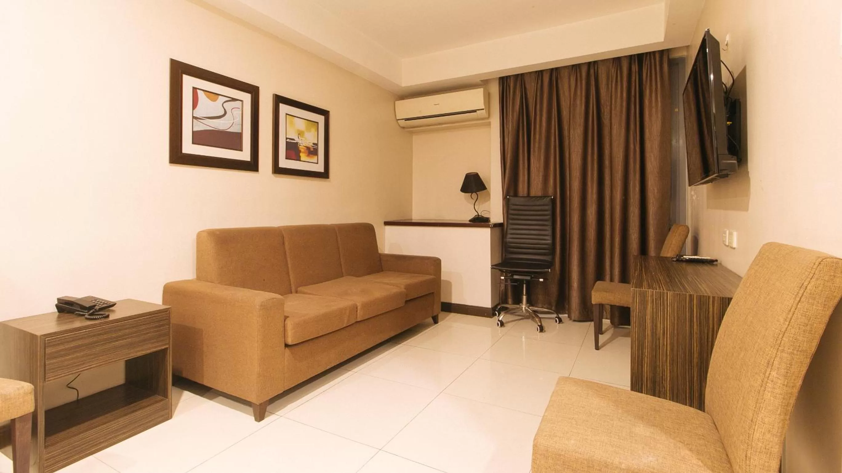 Communal lounge/ TV room in RedDoorz Premium @ West Avenue Quezon City