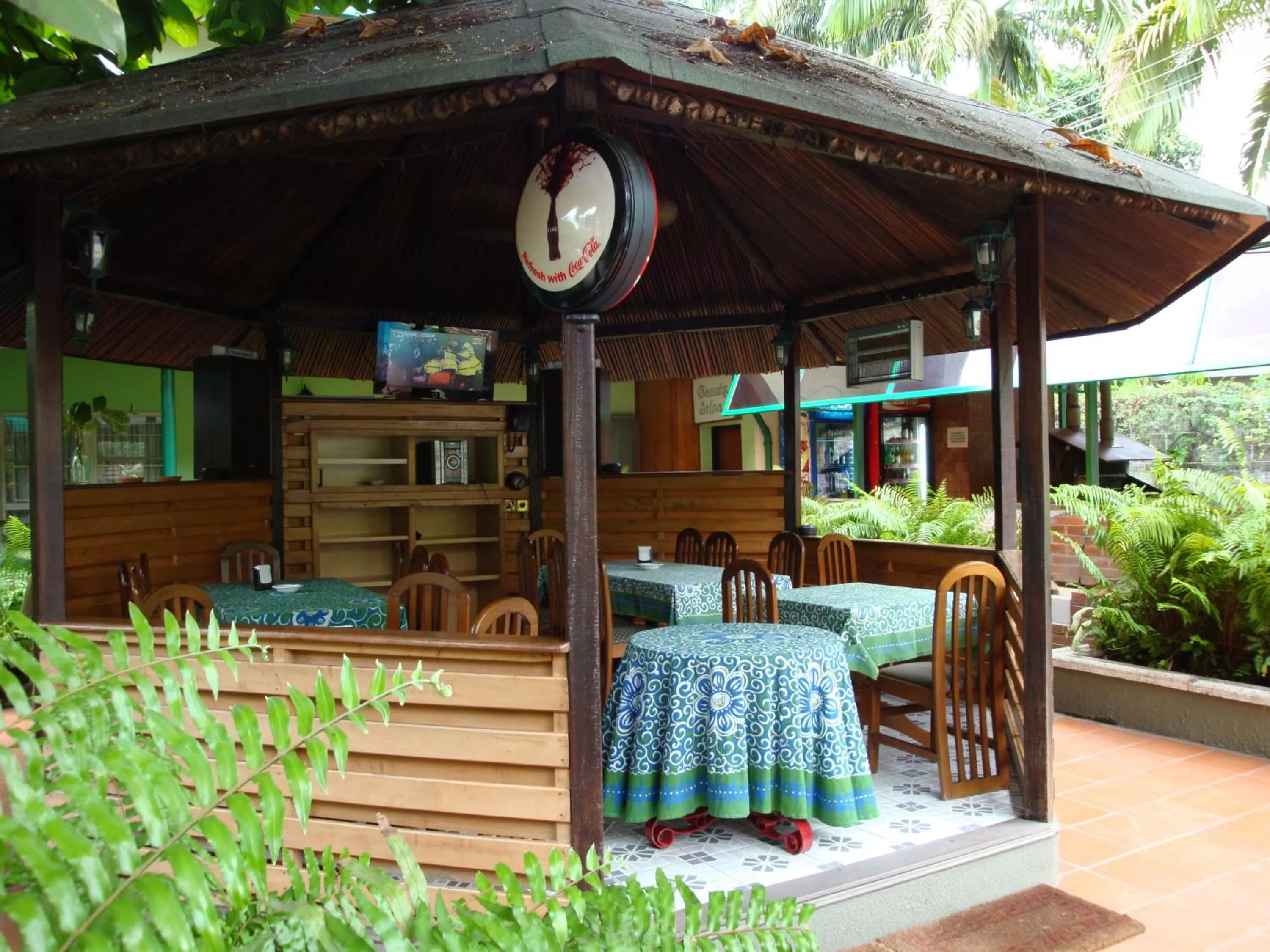 Restaurant/places to eat in Manuela Residence