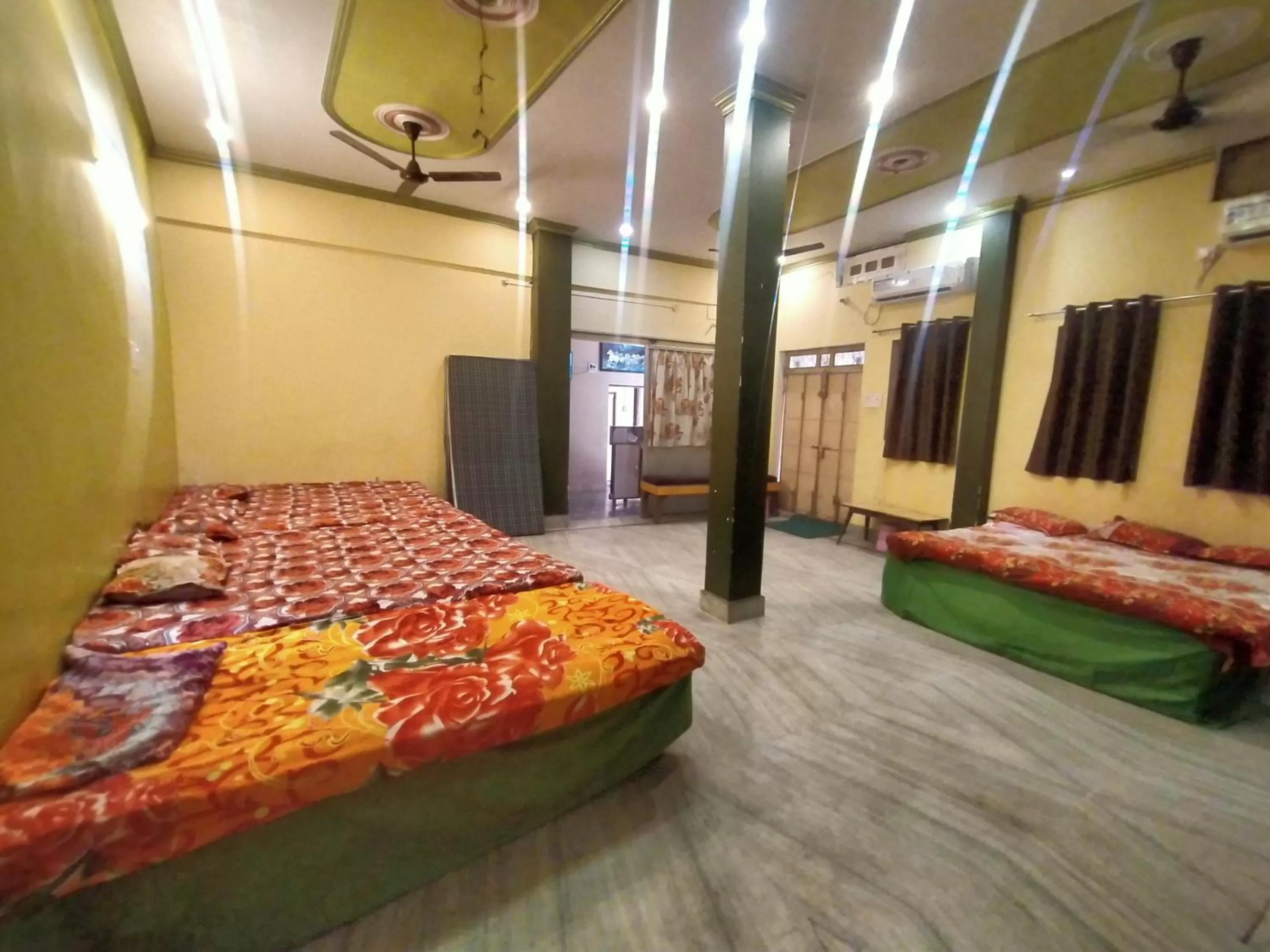 Bed in Hotel Aakash Ganga