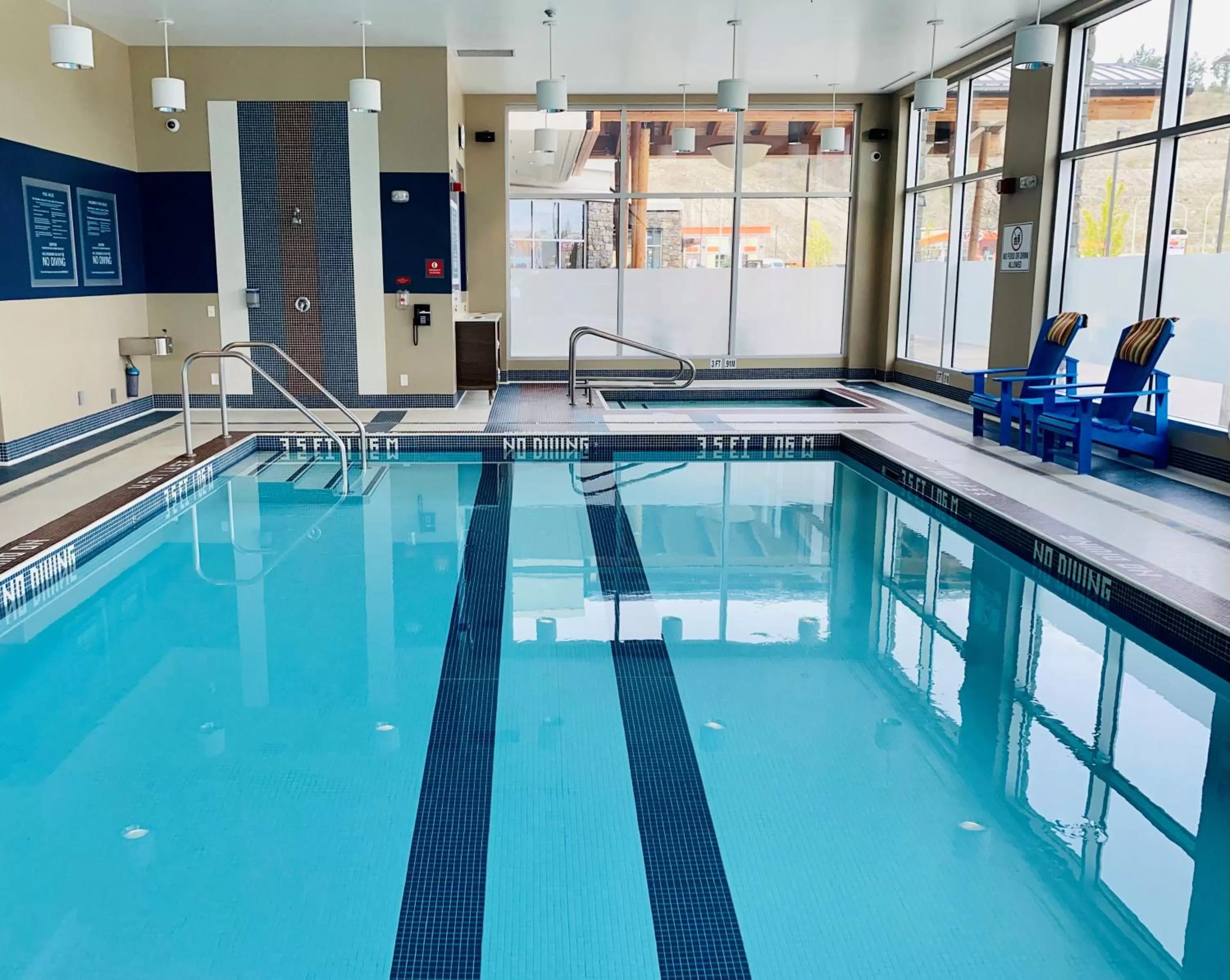 Swimming pool in Four Points by Sheraton Kelowna Airport