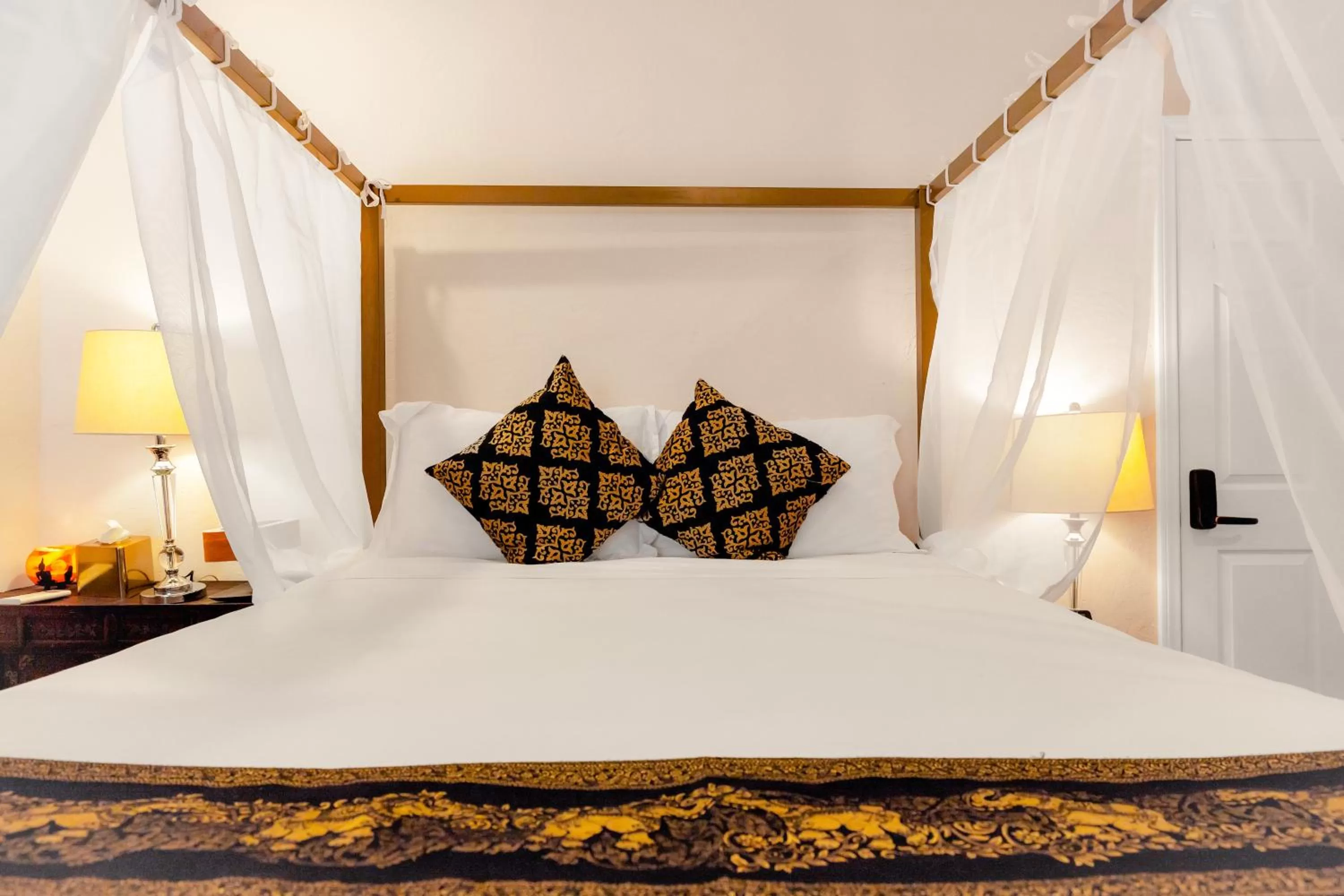 Bed in Quiet Mind Mountain Lodge, Retreat & Spa