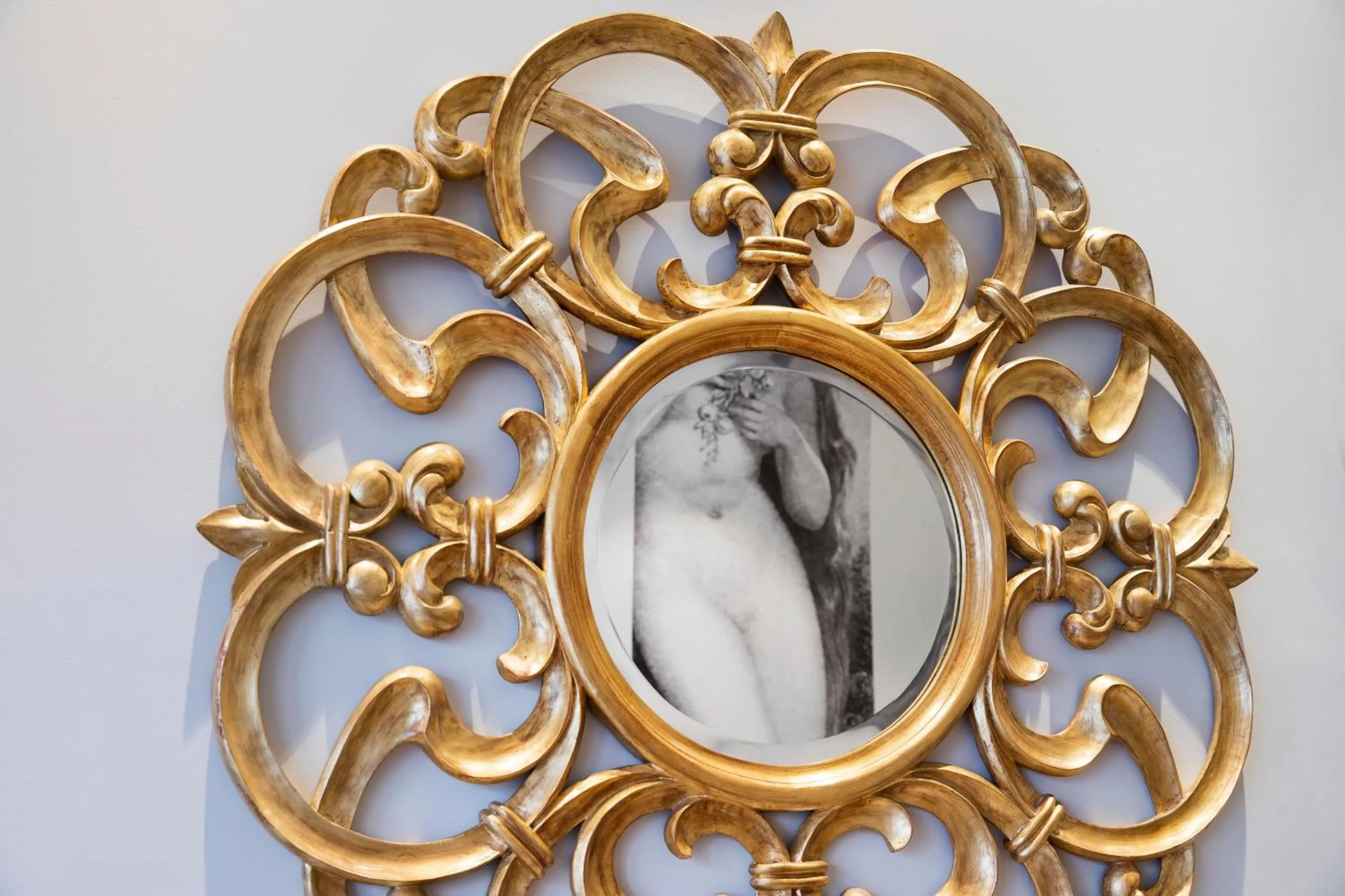 Decorative detail in A l'Hôtel Des Roys