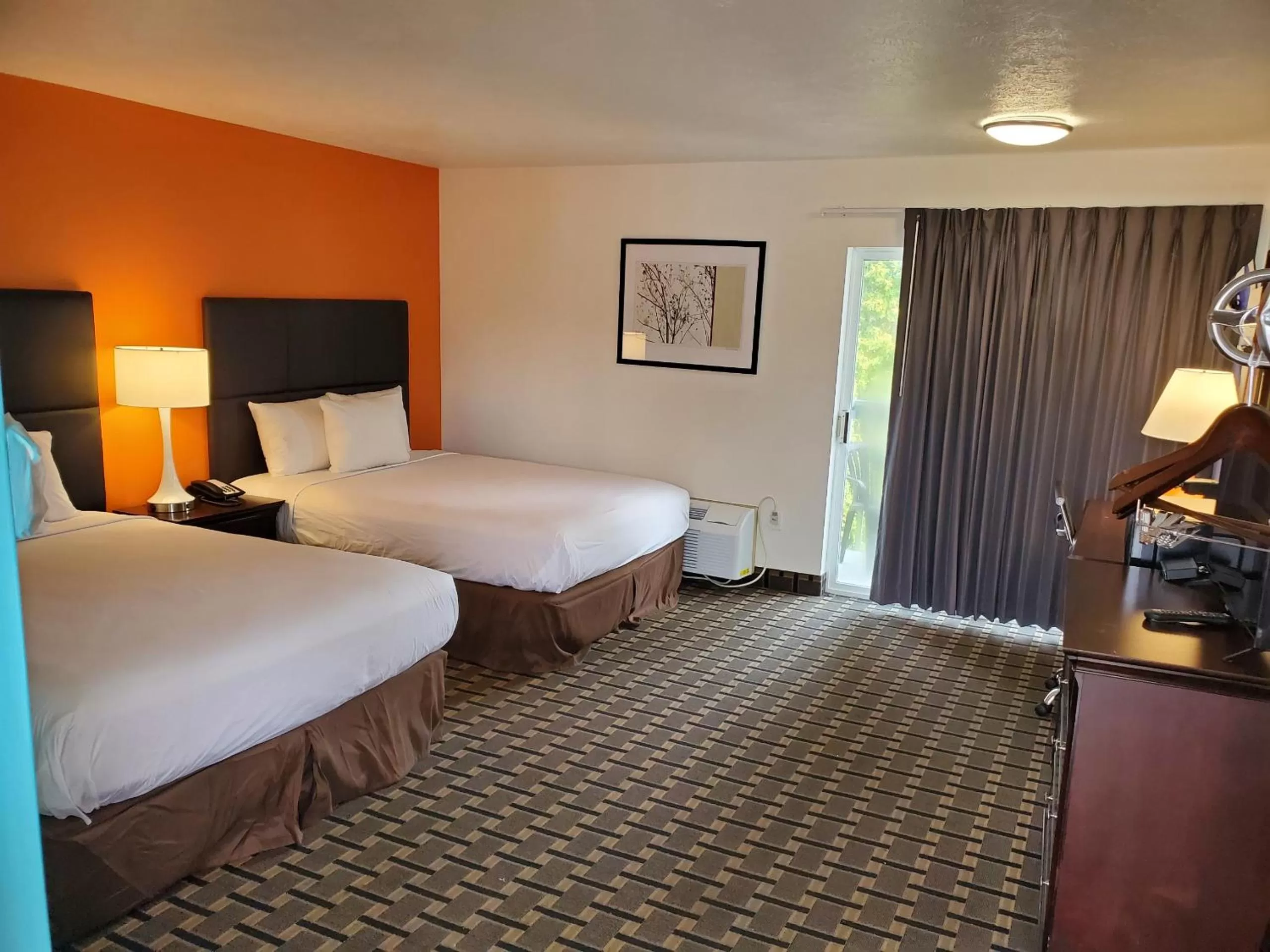 Photo of the whole room, Bed in Howard Johnson by Wyndham Spokane North
