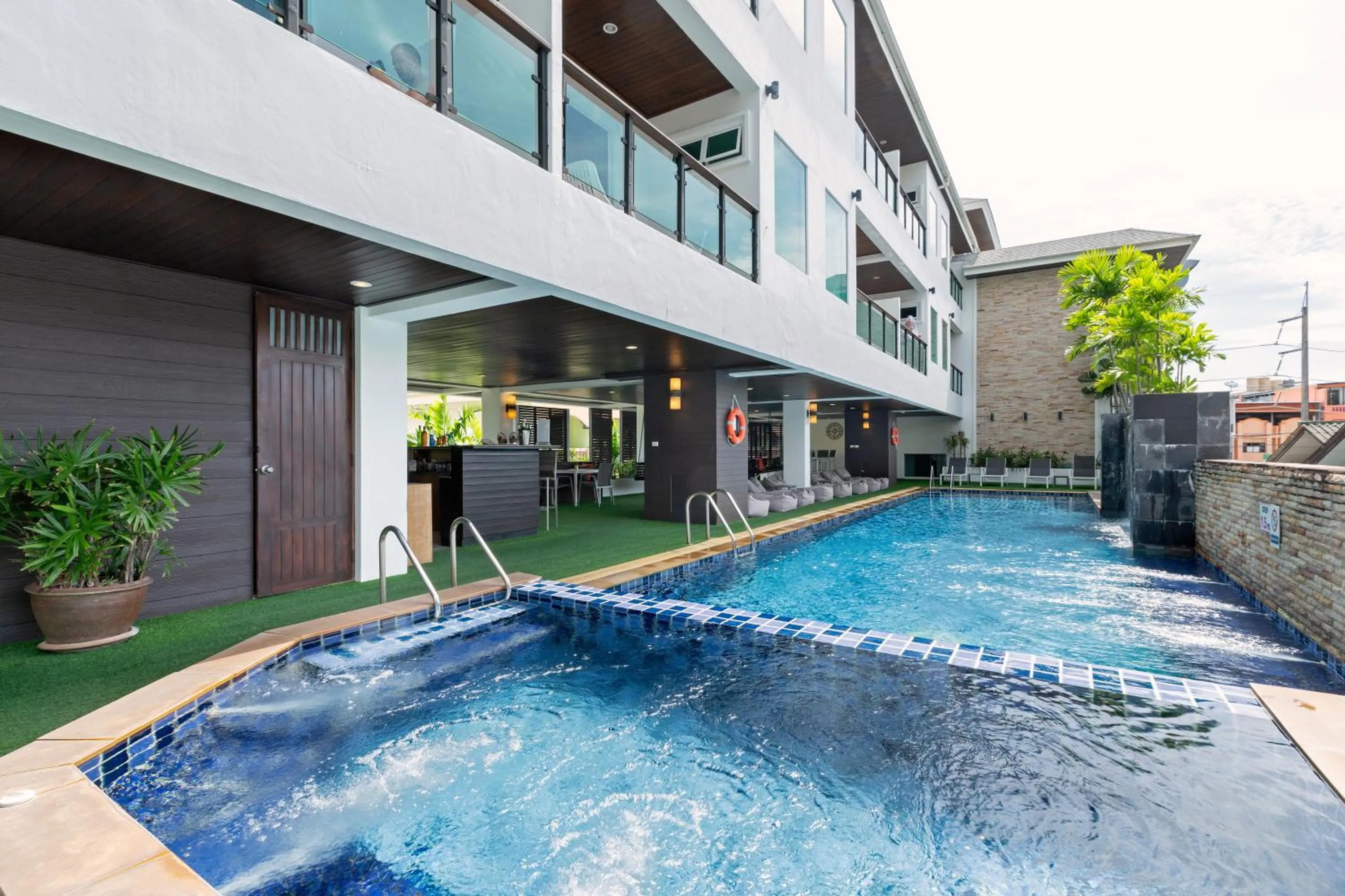 Swimming pool in Baramee Resortel